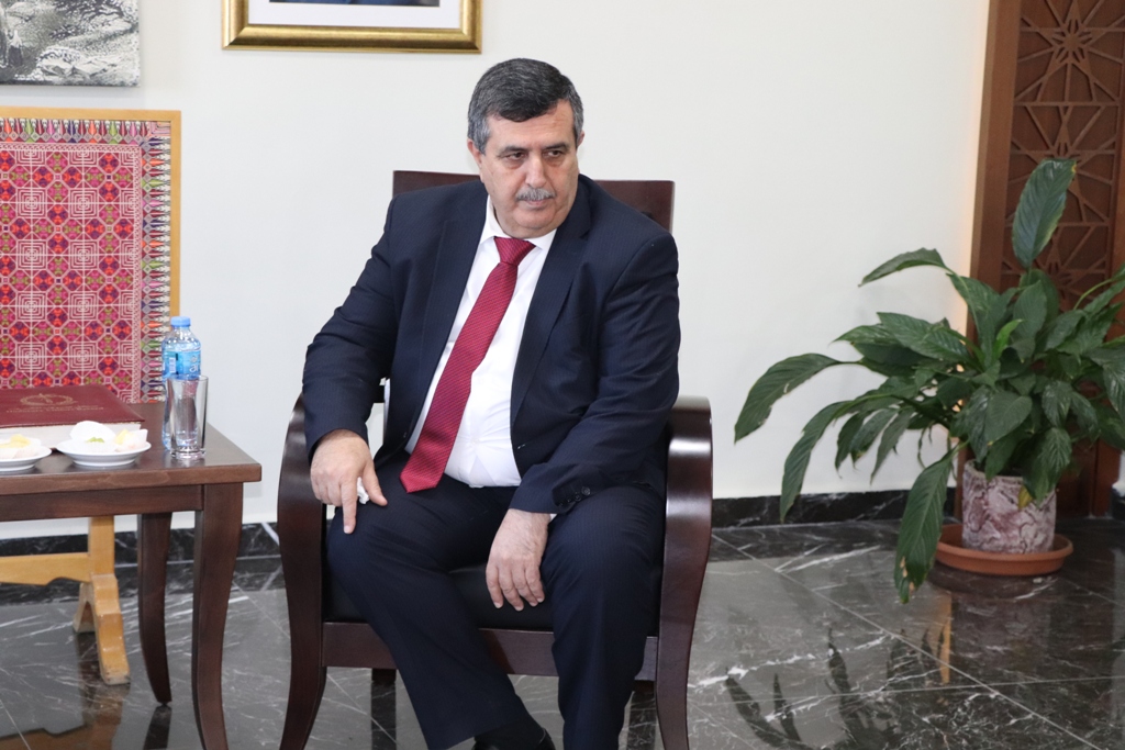 رئيس بلدية بيت لحم يمنح مدير المعهد الأزرق شهادة مواطنة فخرية لمدينة بيت لحم