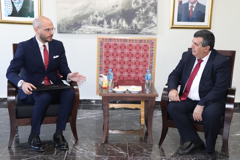 رئيس بلدية بيت لحم يمنح مدير المعهد الأزرق شهادة مواطنة فخرية لمدينة بيت لحم