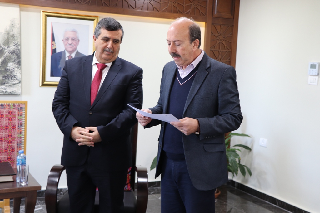 رئيس بلدية بيت لحم يمنح مدير المعهد الأزرق شهادة مواطنة فخرية لمدينة بيت لحم