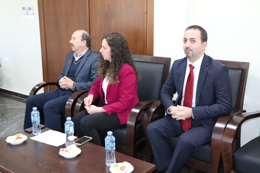 رئيس بلدية بيت لحم يمنح مدير المعهد الأزرق شهادة مواطنة فخرية لمدينة بيت لحم