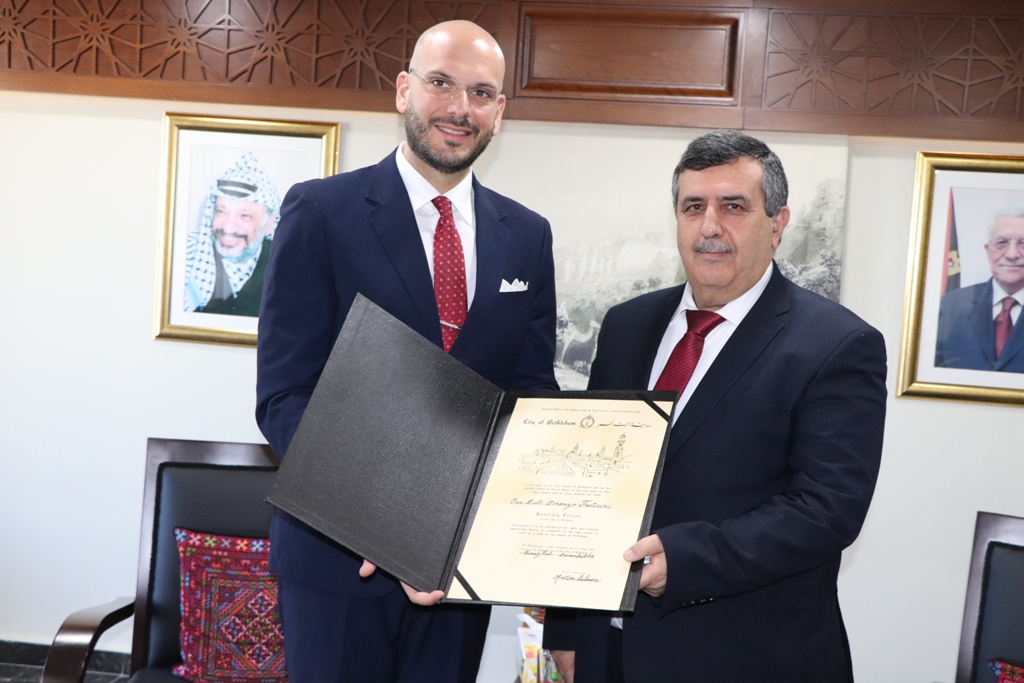 رئيس بلدية بيت لحم يمنح مدير المعهد الأزرق شهادة مواطنة فخرية لمدينة بيت لحم