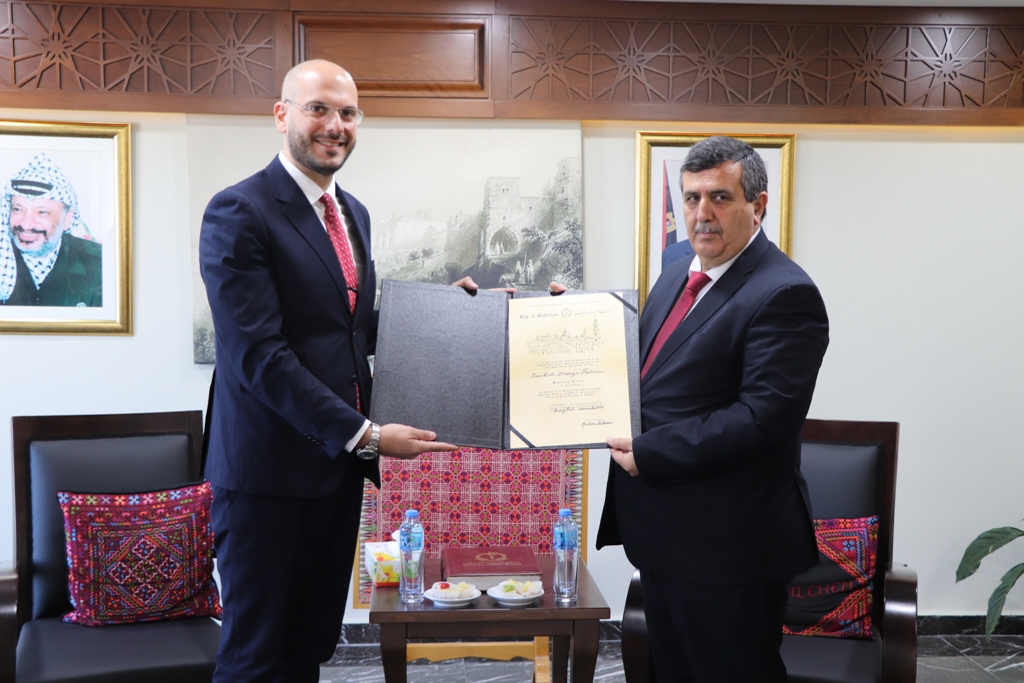 رئيس بلدية بيت لحم يمنح مدير المعهد الأزرق شهادة مواطنة فخرية لمدينة بيت لحم