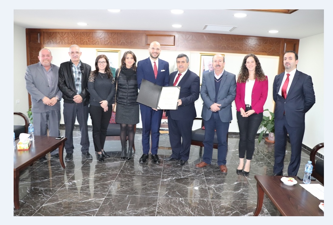 رئيس بلدية بيت لحم يمنح مدير المعهد الأزرق شهادة مواطنة فخرية لمدينة بيت لحم