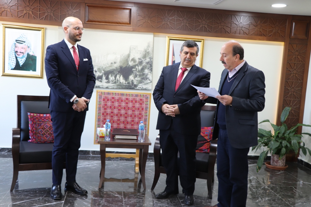 رئيس بلدية بيت لحم يمنح مدير المعهد الأزرق شهادة مواطنة فخرية لمدينة بيت لحم