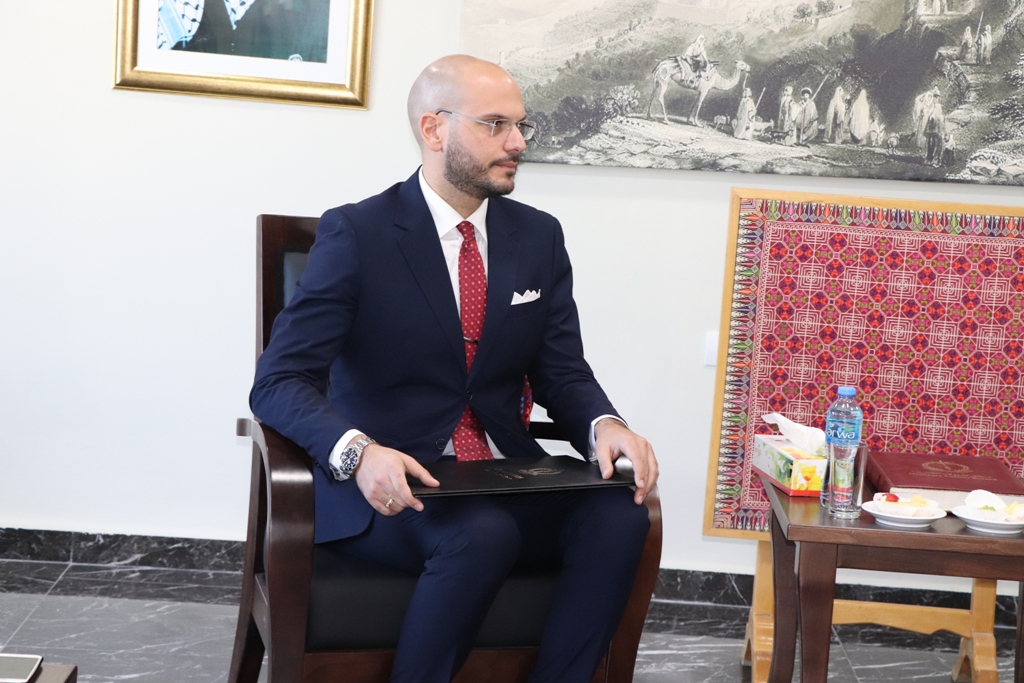 رئيس بلدية بيت لحم يمنح مدير المعهد الأزرق شهادة مواطنة فخرية لمدينة بيت لحم