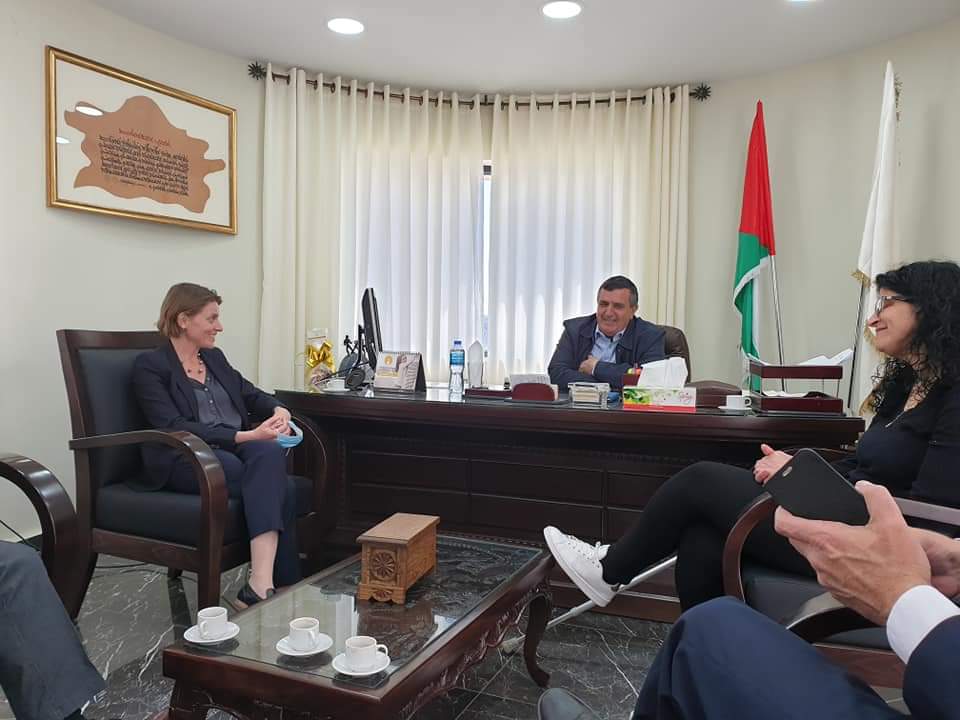 رئيس بلدية بيت لحم يطلع مديرة شؤون الأونروا في الضفة الغربية بأوضاع مدينة بيت لحم في ظل جائحة فيروس كورونا المستجد
