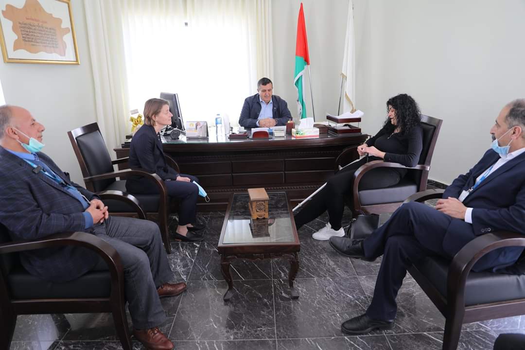 رئيس بلدية بيت لحم يطلع مديرة شؤون الأونروا في الضفة الغربية بأوضاع مدينة بيت لحم في ظل جائحة فيروس كورونا المستجد