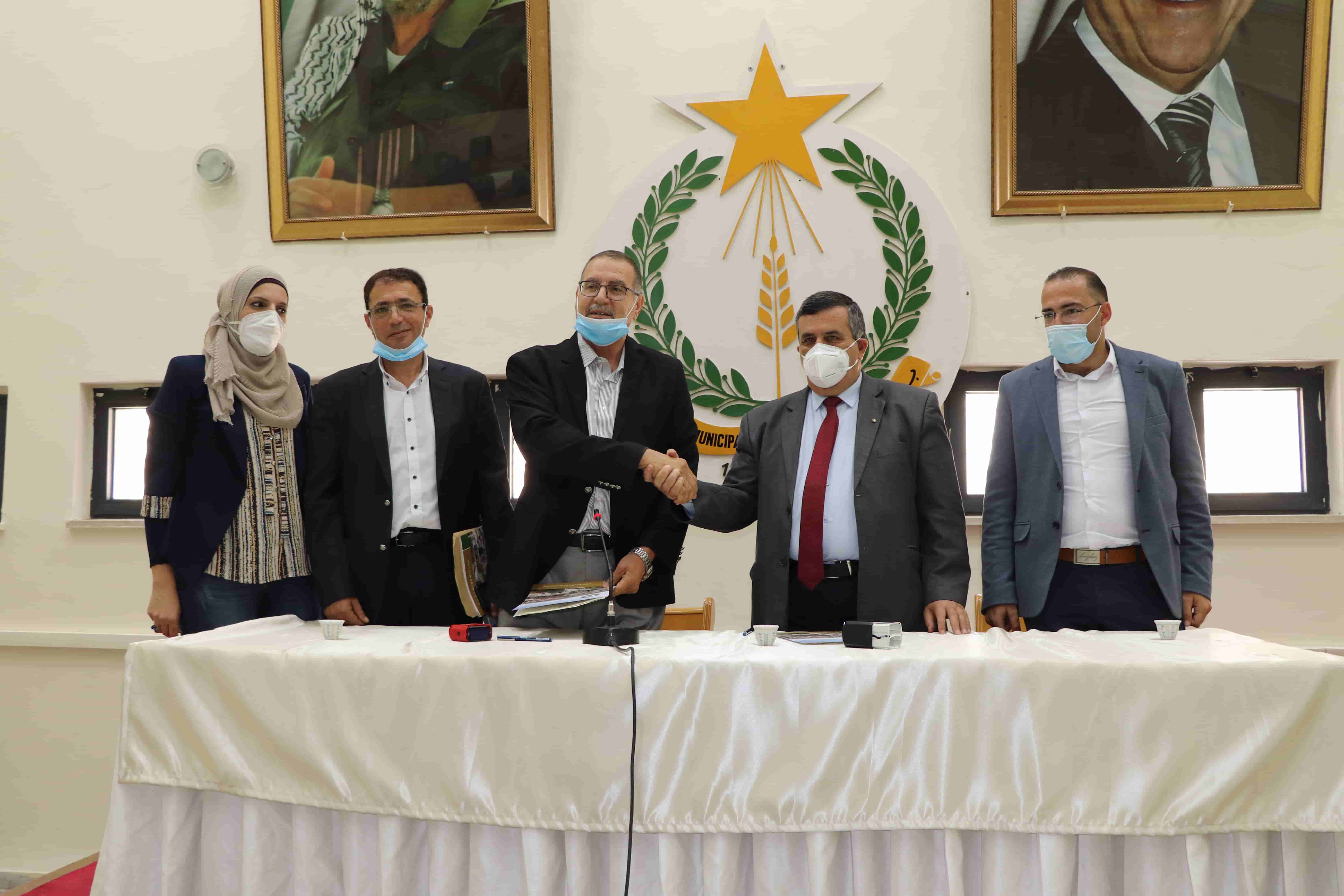 بلدية بيت لحم توقع إتفاقيتين لإنشاء والإشراف على مشروع مسلخ بلدي