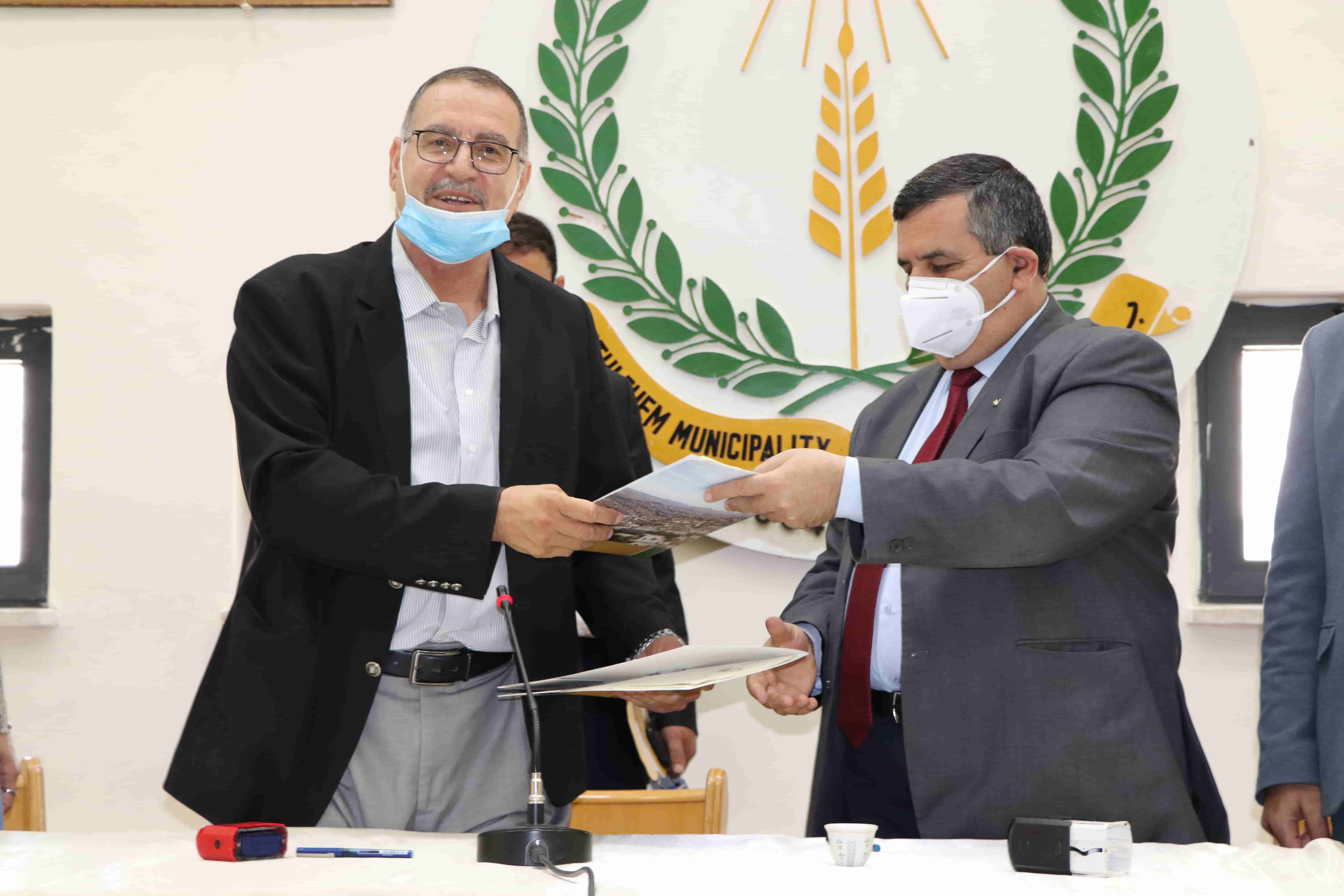 بلدية بيت لحم توقع إتفاقيتين لإنشاء والإشراف على مشروع مسلخ بلدي
