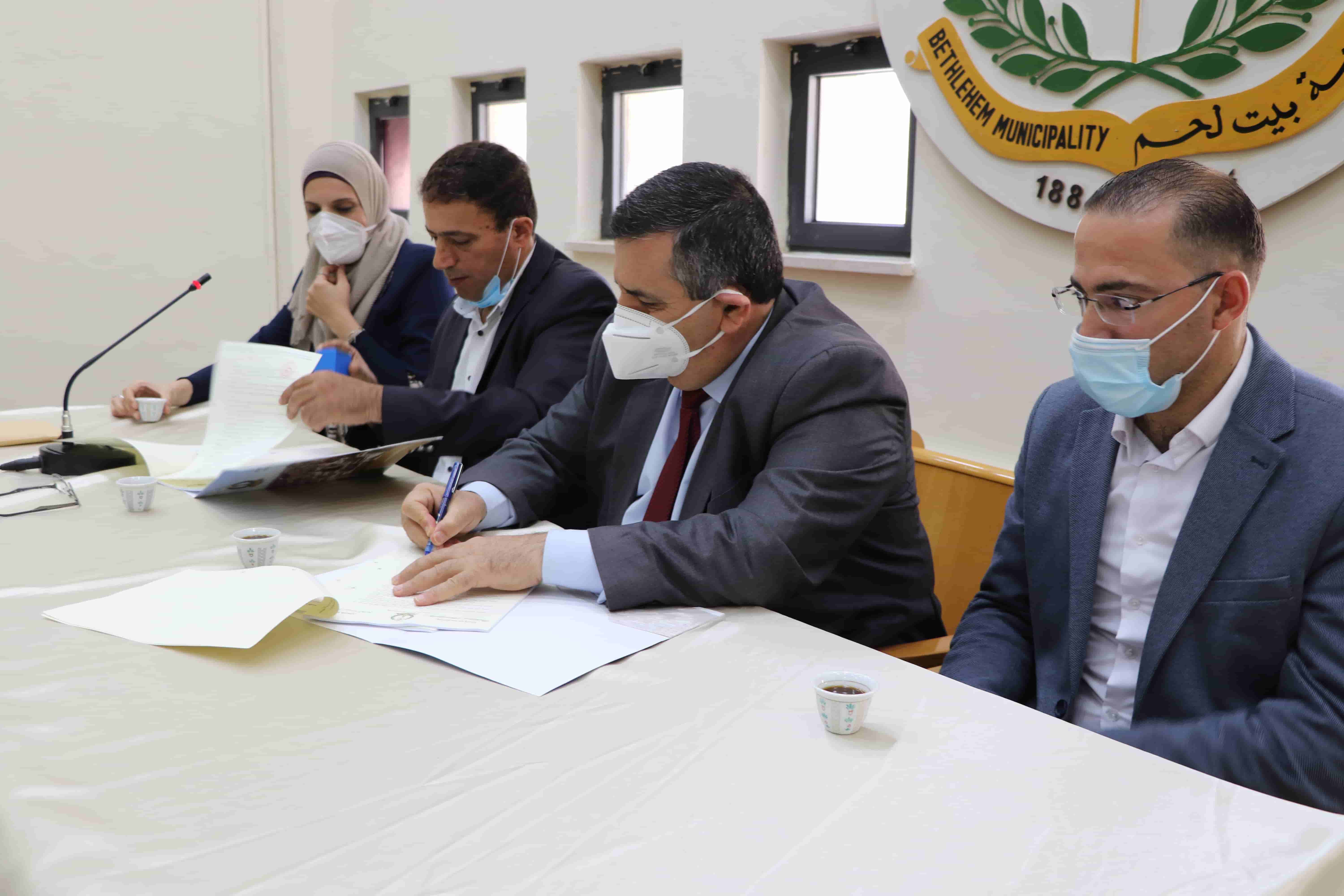 بلدية بيت لحم توقع إتفاقيتين لإنشاء والإشراف على مشروع مسلخ بلدي