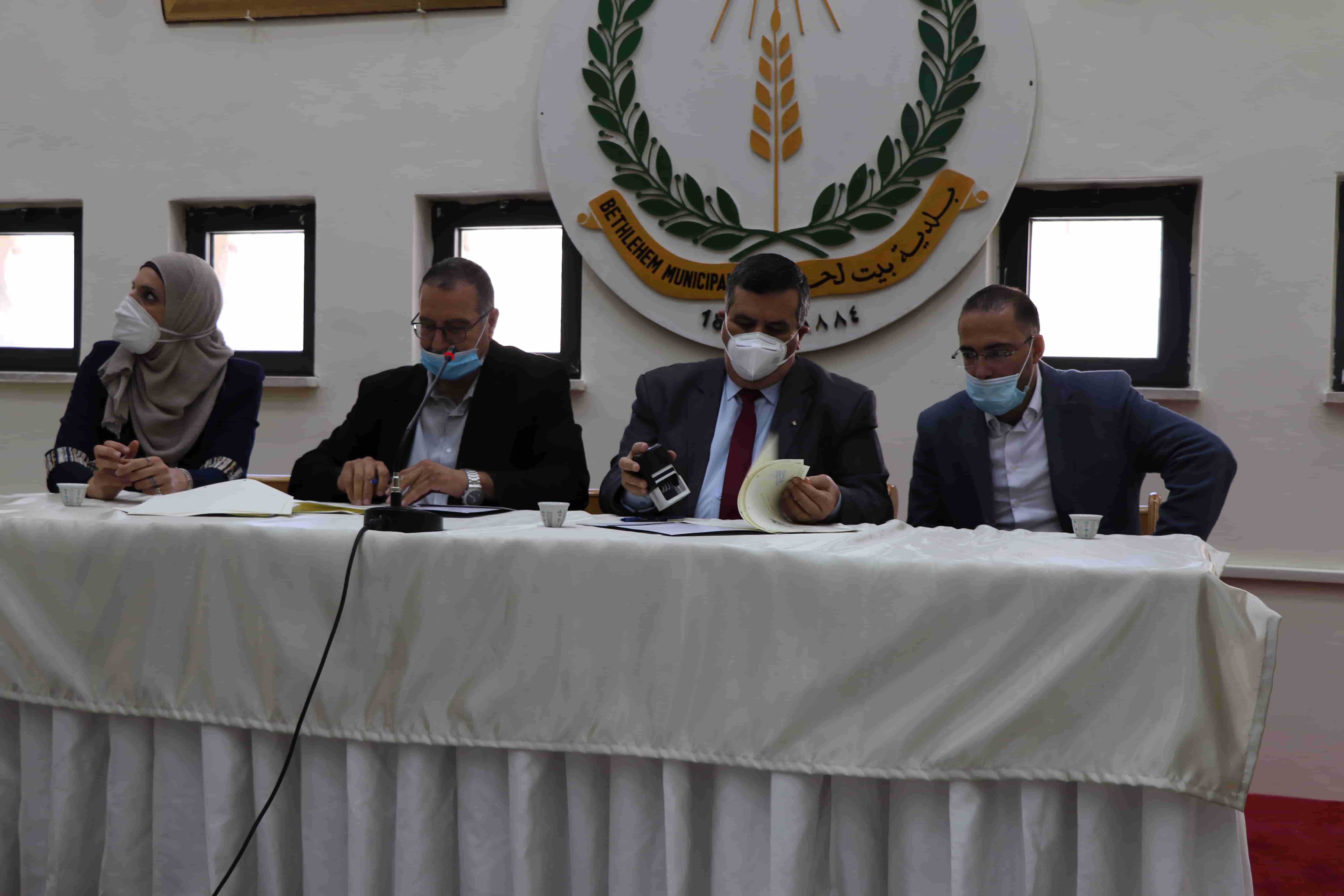 بلدية بيت لحم توقع إتفاقيتين لإنشاء والإشراف على مشروع مسلخ بلدي