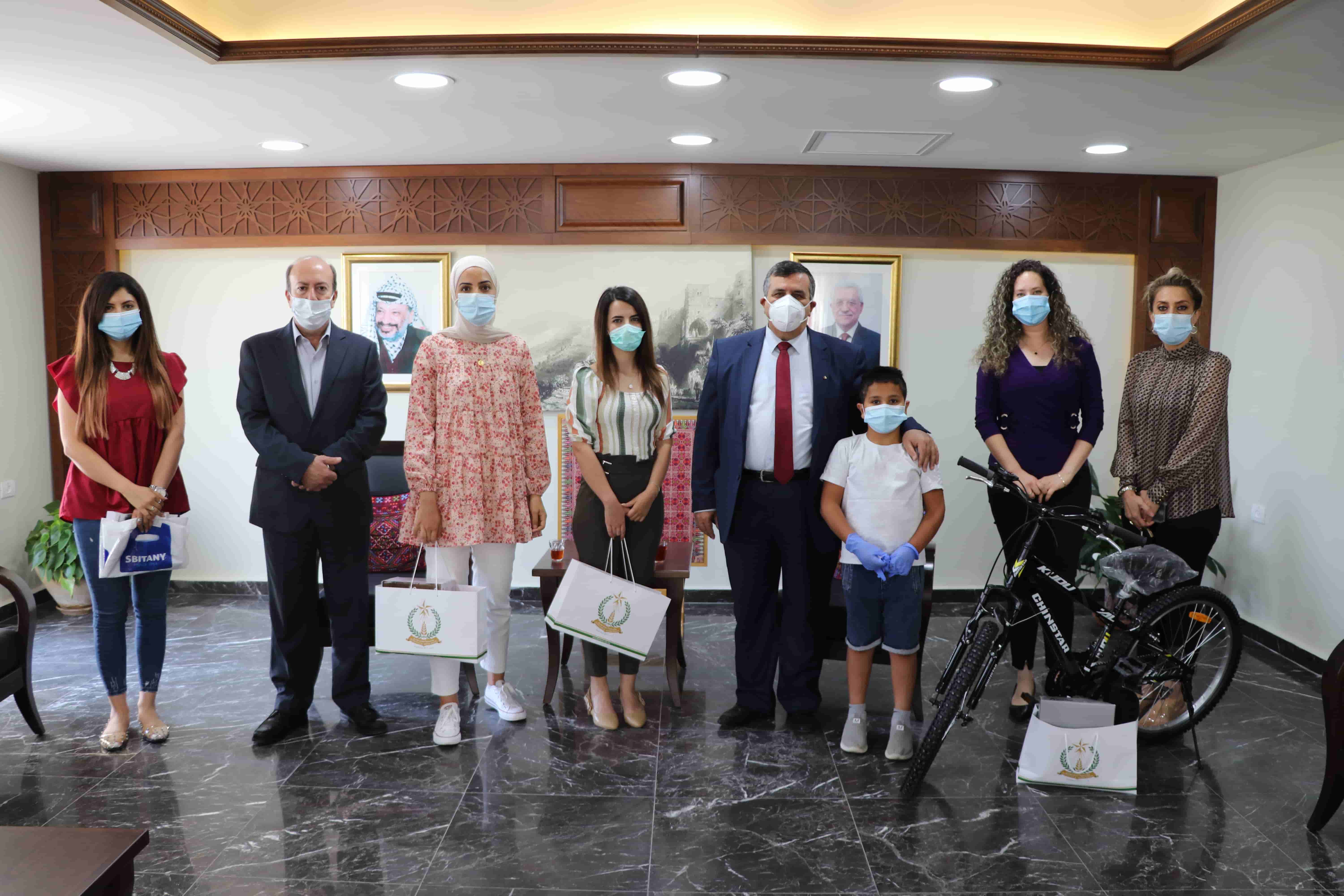 رئيس بلدية بيت لحم يكرم الفائزين في ماراثون الصور المنفذ من خلال مشروع "إعادة إستخدام المساحات العامة"