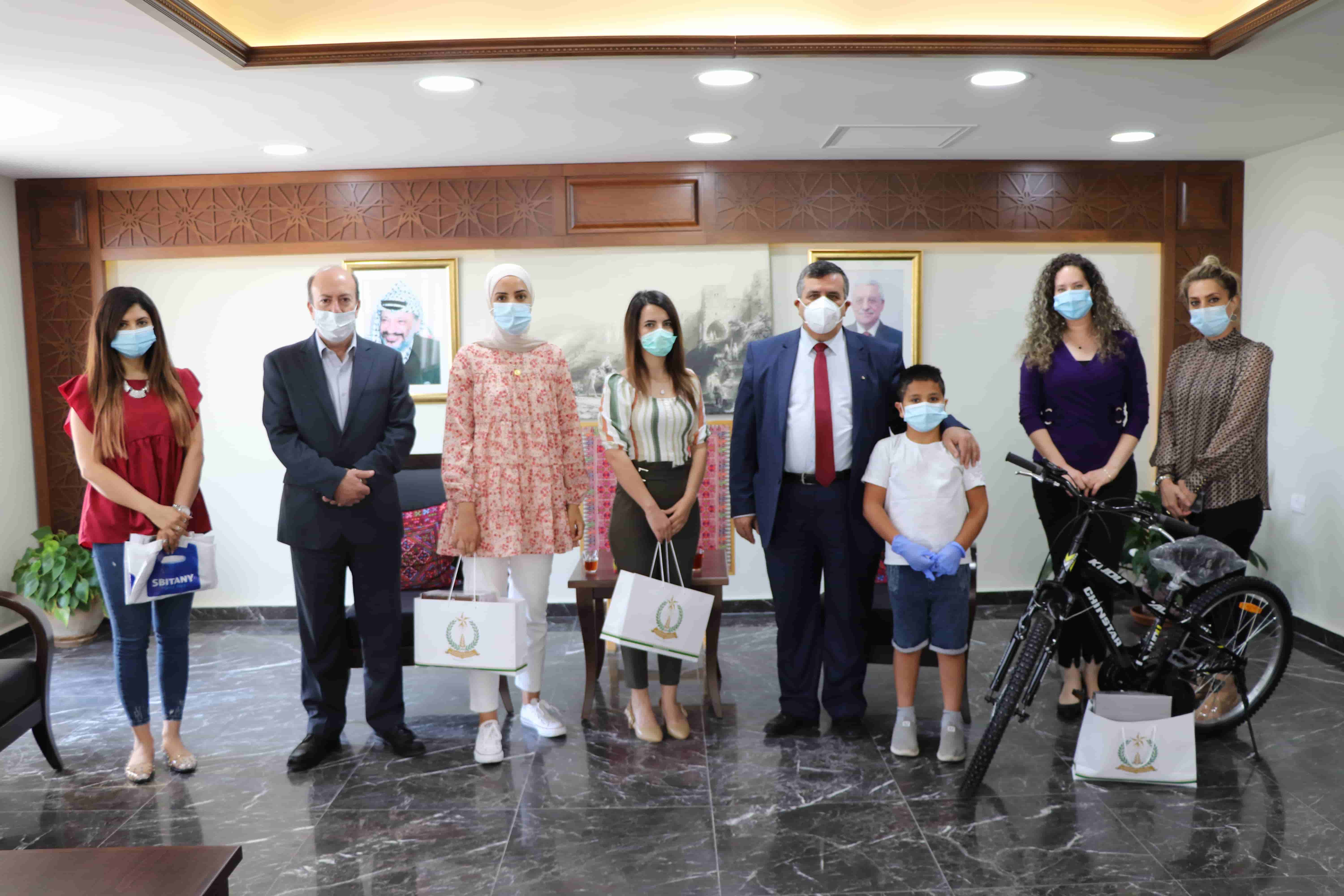 رئيس بلدية بيت لحم يكرم الفائزين في ماراثون الصور المنفذ من خلال مشروع "إعادة إستخدام المساحات العامة"