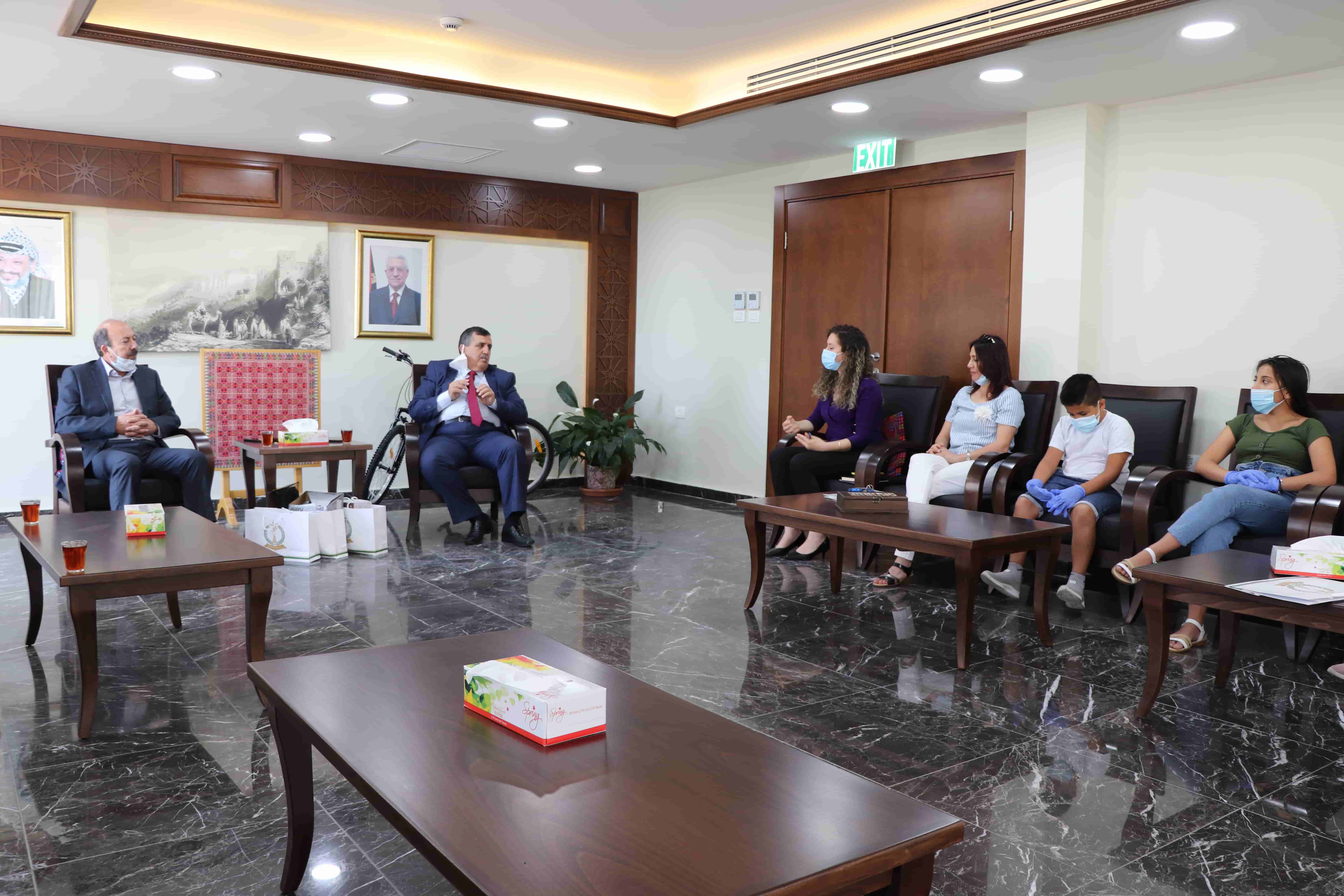 رئيس بلدية بيت لحم يكرم الفائزين في ماراثون الصور المنفذ من خلال مشروع "إعادة إستخدام المساحات العامة"