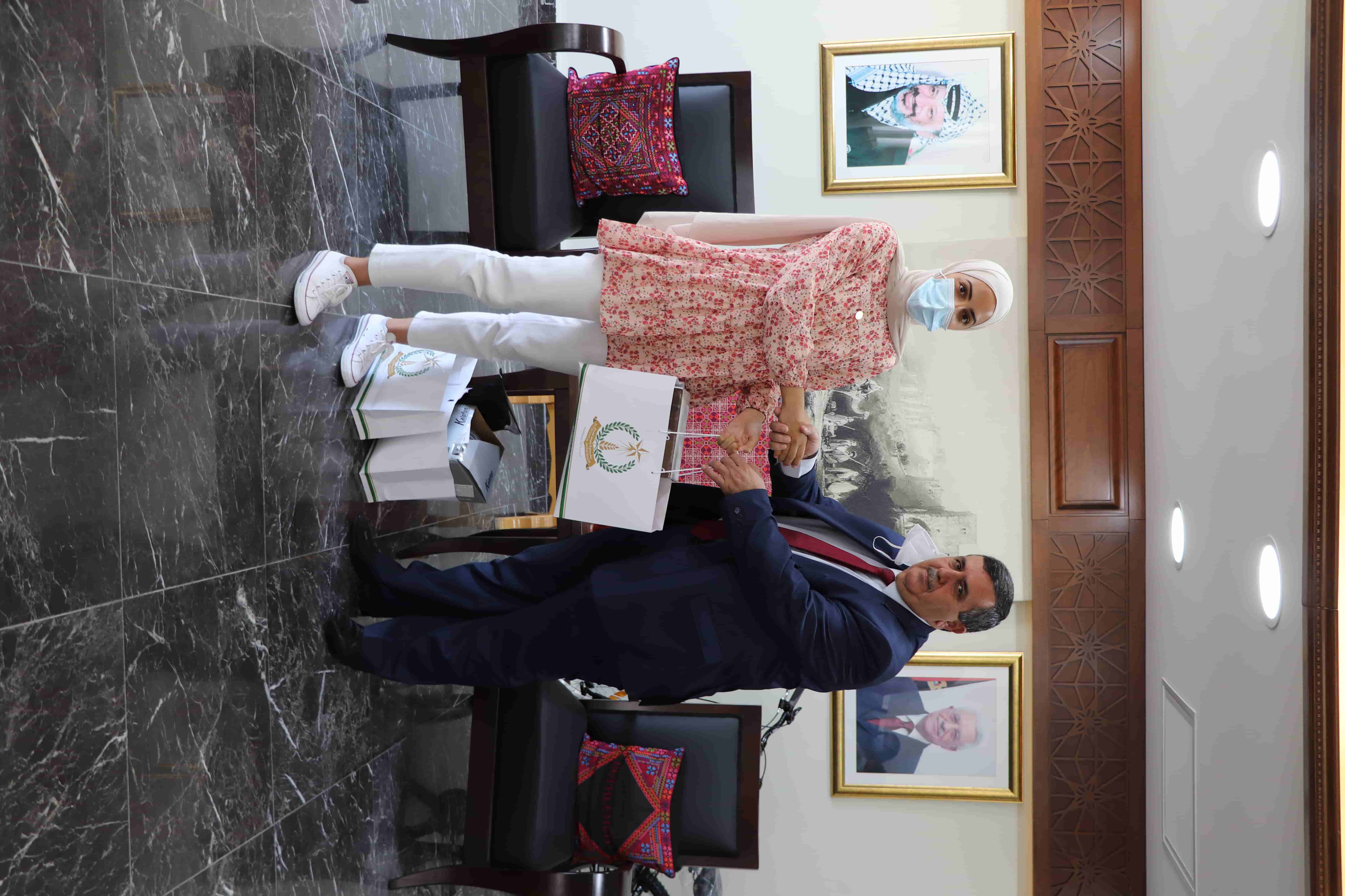 رئيس بلدية بيت لحم يكرم الفائزين في ماراثون الصور المنفذ من خلال مشروع "إعادة إستخدام المساحات العامة"