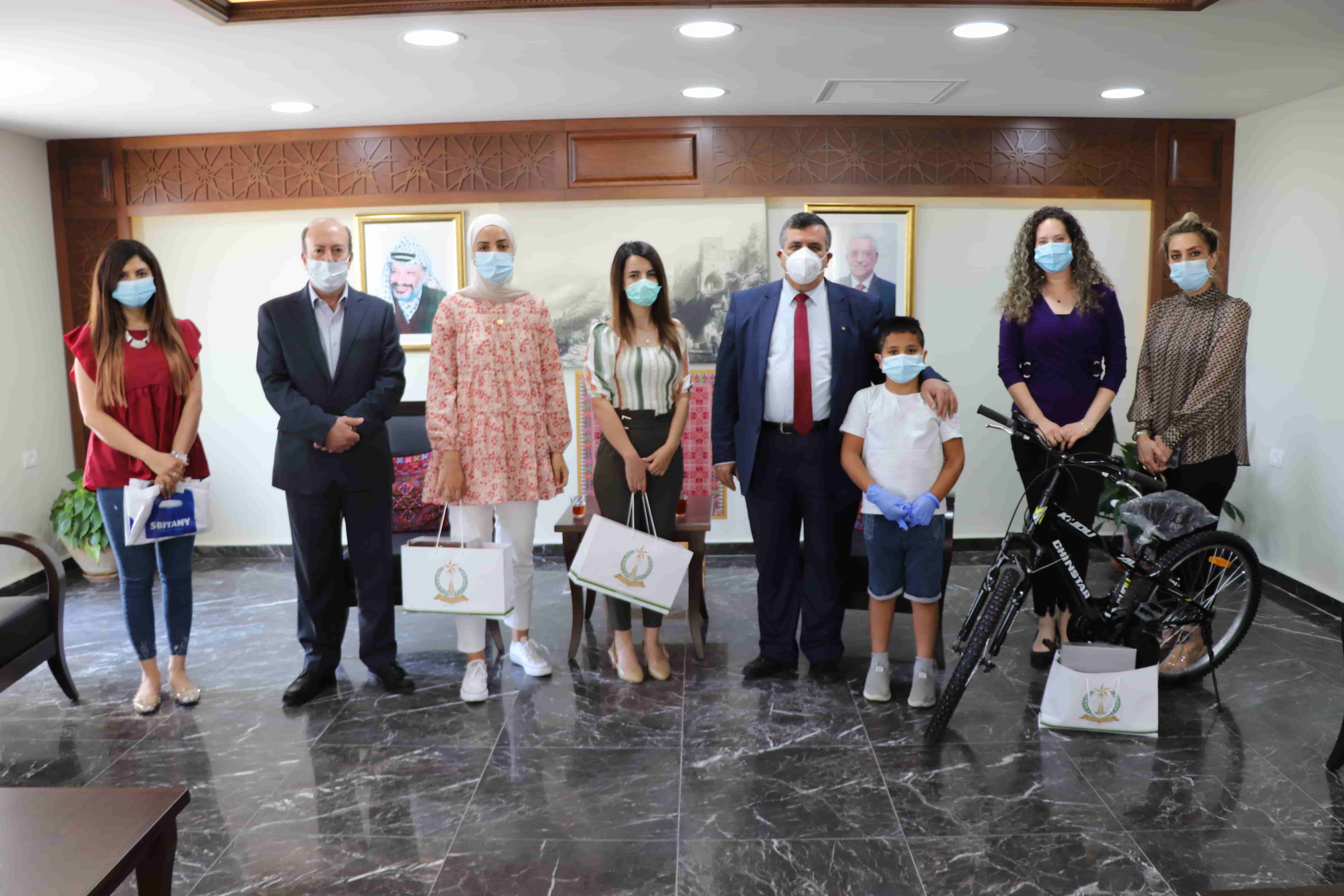 رئيس بلدية بيت لحم يكرم الفائزين في ماراثون الصور المنفذ من خلال مشروع "إعادة إستخدام المساحات العامة"