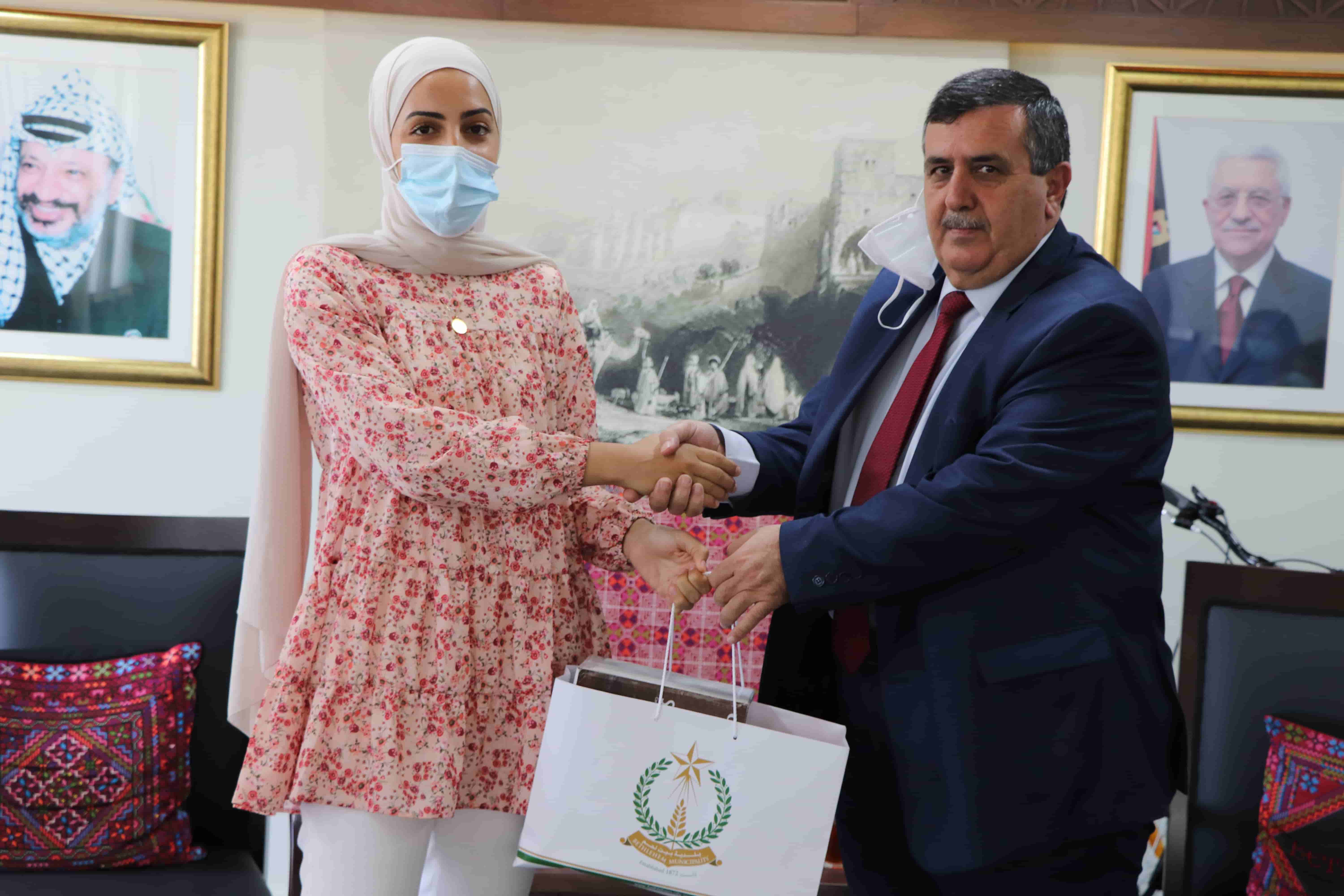 رئيس بلدية بيت لحم يكرم الفائزين في ماراثون الصور المنفذ من خلال مشروع "إعادة إستخدام المساحات العامة"