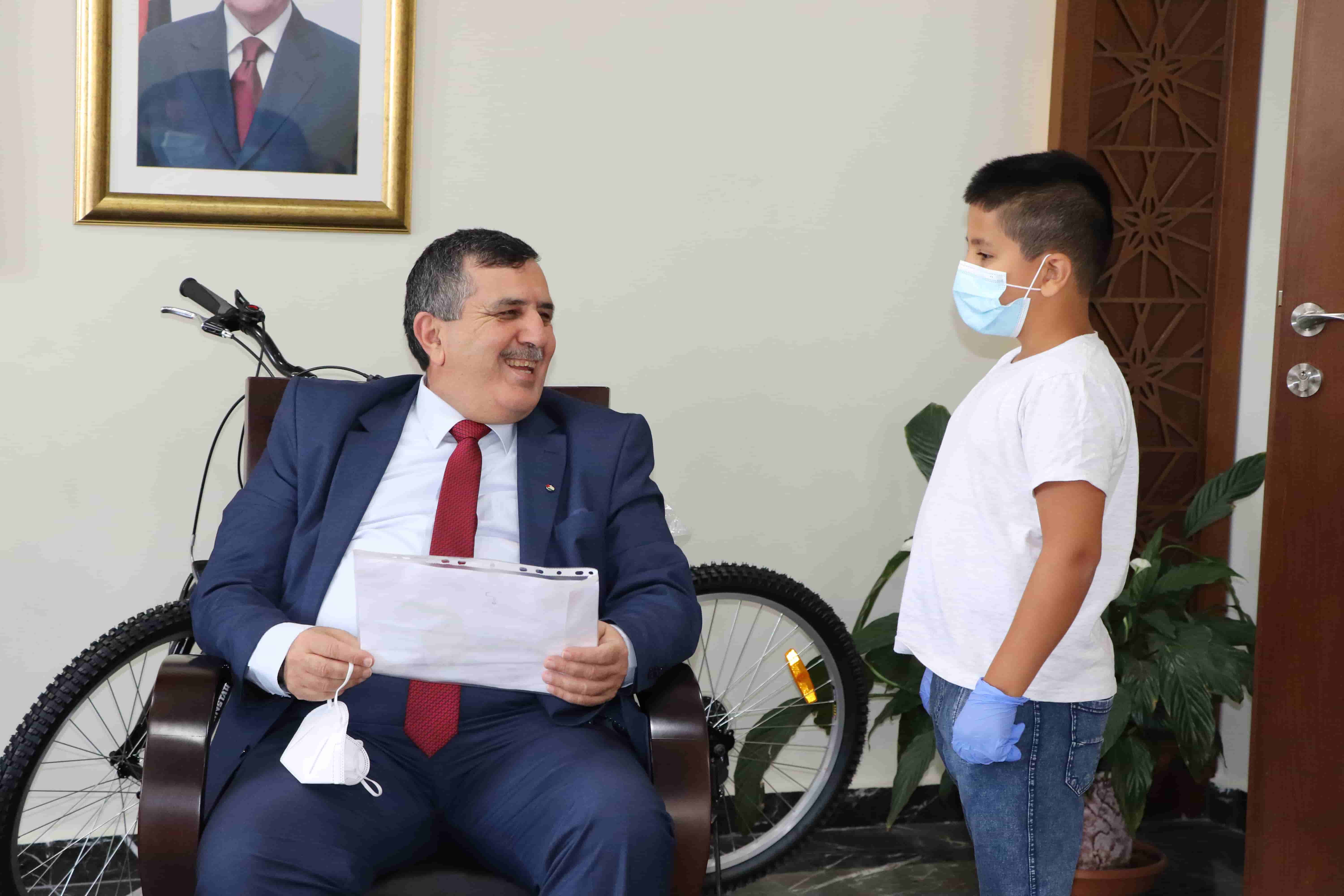 رئيس بلدية بيت لحم يكرم الفائزين في ماراثون الصور المنفذ من خلال مشروع "إعادة إستخدام المساحات العامة"