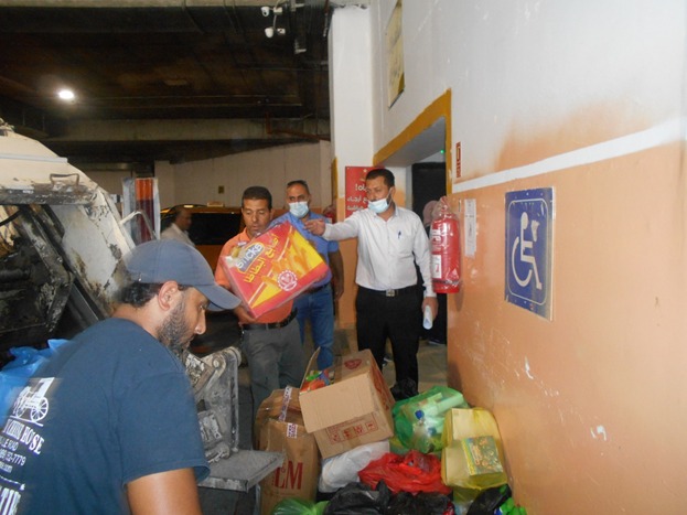 بلدية بيت لحم تتلف (2) طن من المواد الغذائية والإستهلاكية المنتهية الصلاحية والفاسدة من أسواق مدينة بيت لحم 