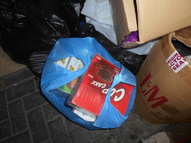 بلدية بيت لحم تتلف (2) طن من المواد الغذائية والإستهلاكية المنتهية الصلاحية والفاسدة من أسواق مدينة بيت لحم 