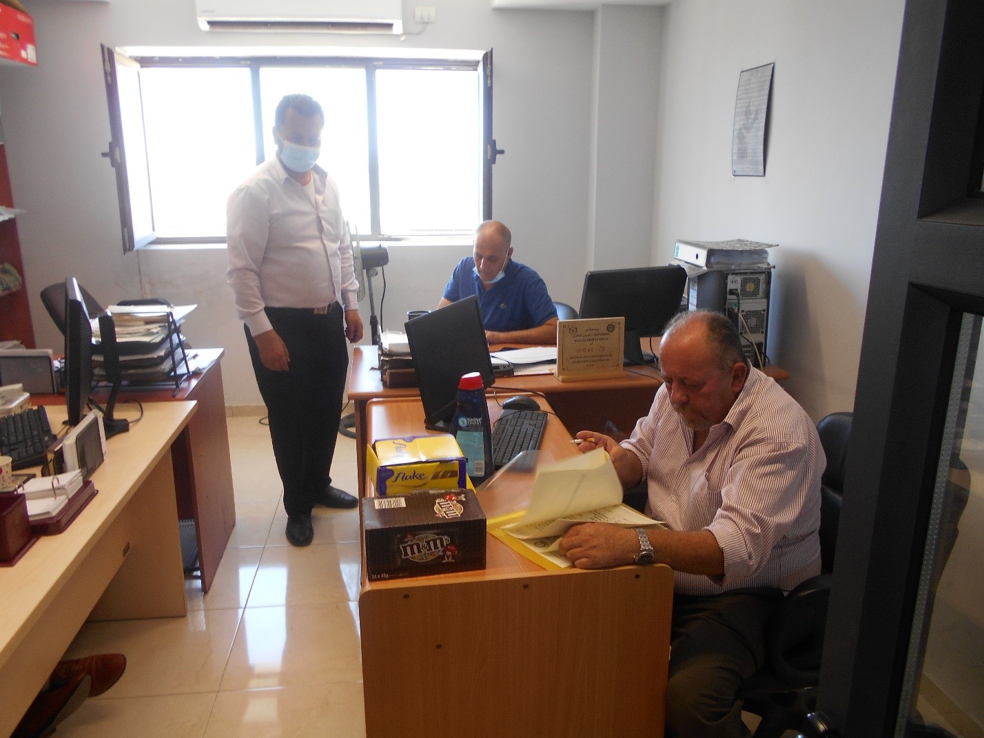 بلدية بيت لحم تتلف (2) طن من المواد الغذائية والإستهلاكية المنتهية الصلاحية والفاسدة من أسواق مدينة بيت لحم 