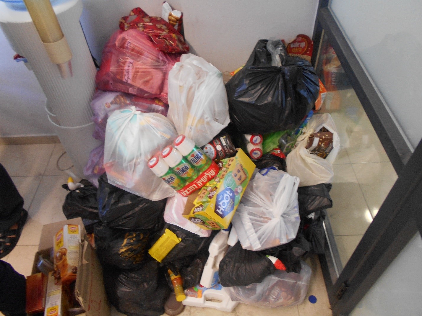 بلدية بيت لحم تتلف (2) طن من المواد الغذائية والإستهلاكية المنتهية الصلاحية والفاسدة من أسواق مدينة بيت لحم 