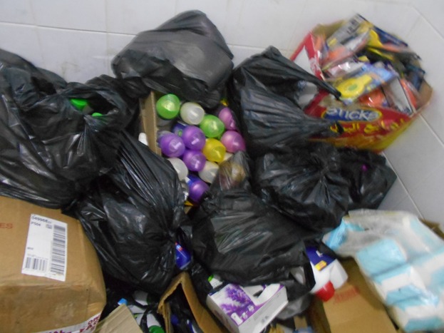 بلدية بيت لحم تتلف (2) طن من المواد الغذائية والإستهلاكية المنتهية الصلاحية والفاسدة من أسواق مدينة بيت لحم 