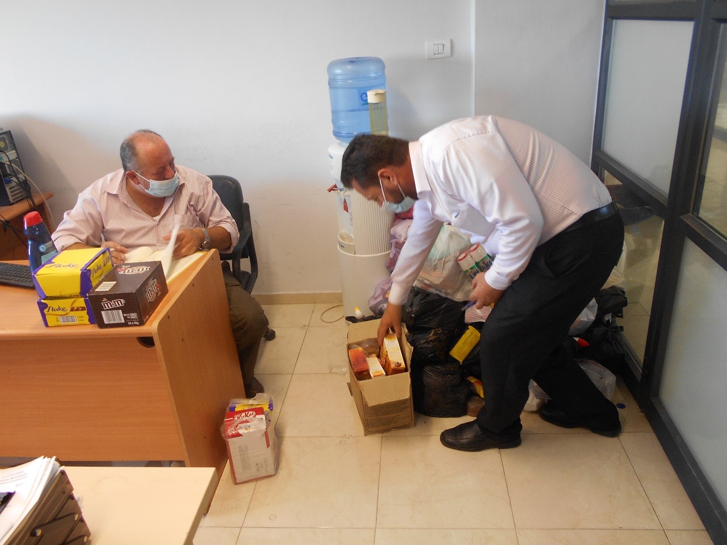 بلدية بيت لحم تتلف (2) طن من المواد الغذائية والإستهلاكية المنتهية الصلاحية والفاسدة من أسواق مدينة بيت لحم 