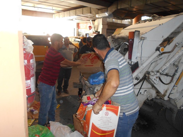 بلدية بيت لحم تتلف (2) طن من المواد الغذائية والإستهلاكية المنتهية الصلاحية والفاسدة من أسواق مدينة بيت لحم 