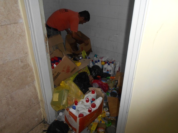 بلدية بيت لحم تتلف (2) طن من المواد الغذائية والإستهلاكية المنتهية الصلاحية والفاسدة من أسواق مدينة بيت لحم 