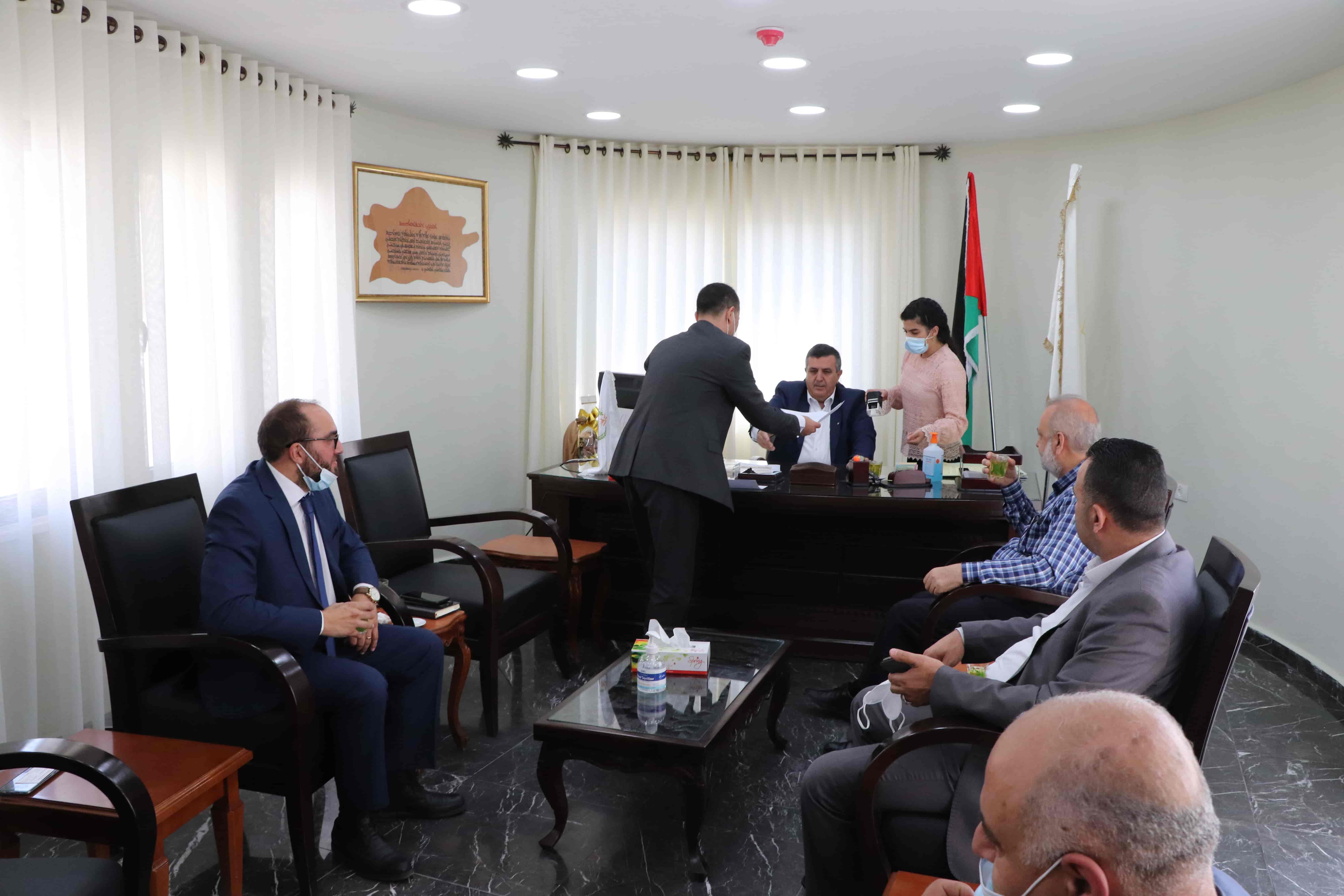 بلدية بيت لحم ومختبرات مدلاب توقعان إتفاقية تعاون لتقديم خدمات الفحوصات المخبرية الطبية