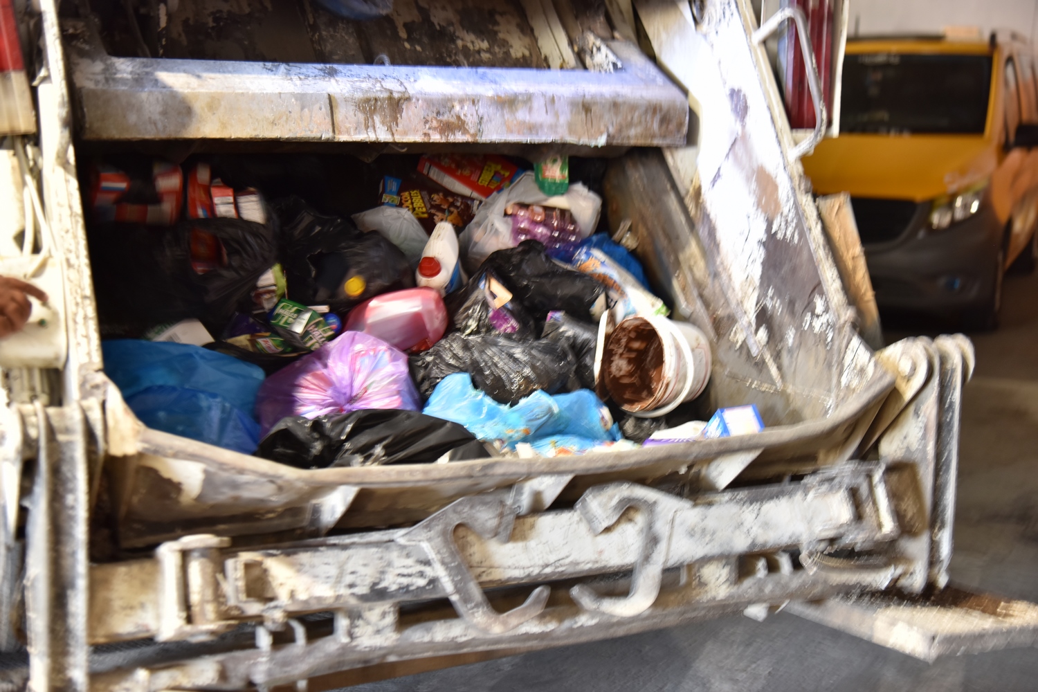 بلدية بيت لحم تستمر في جولاتها الميدانية الرقابية اليومية لمراقبة صلاحية المواد الغذائية