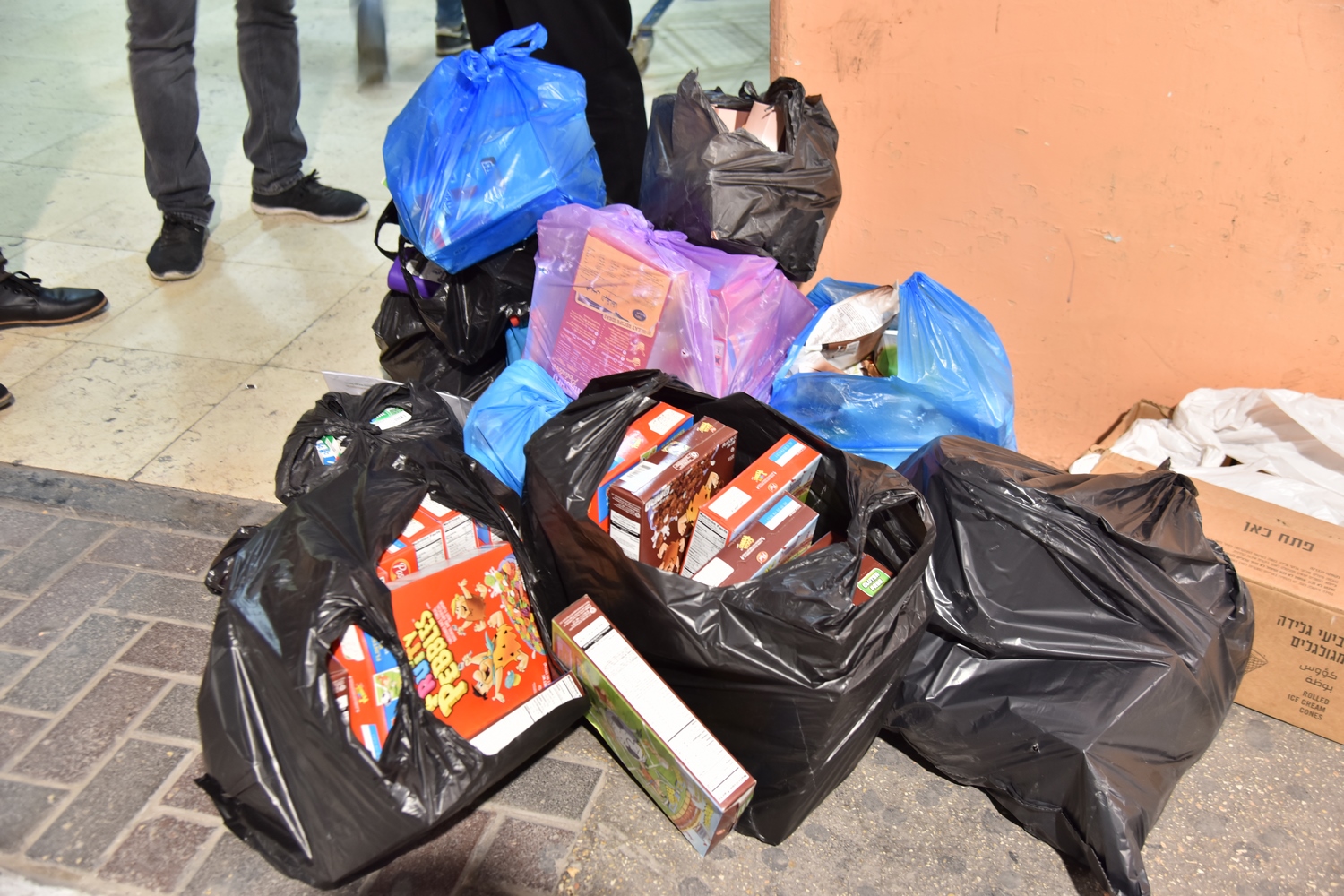 بلدية بيت لحم تستمر في جولاتها الميدانية الرقابية اليومية لمراقبة صلاحية المواد الغذائية