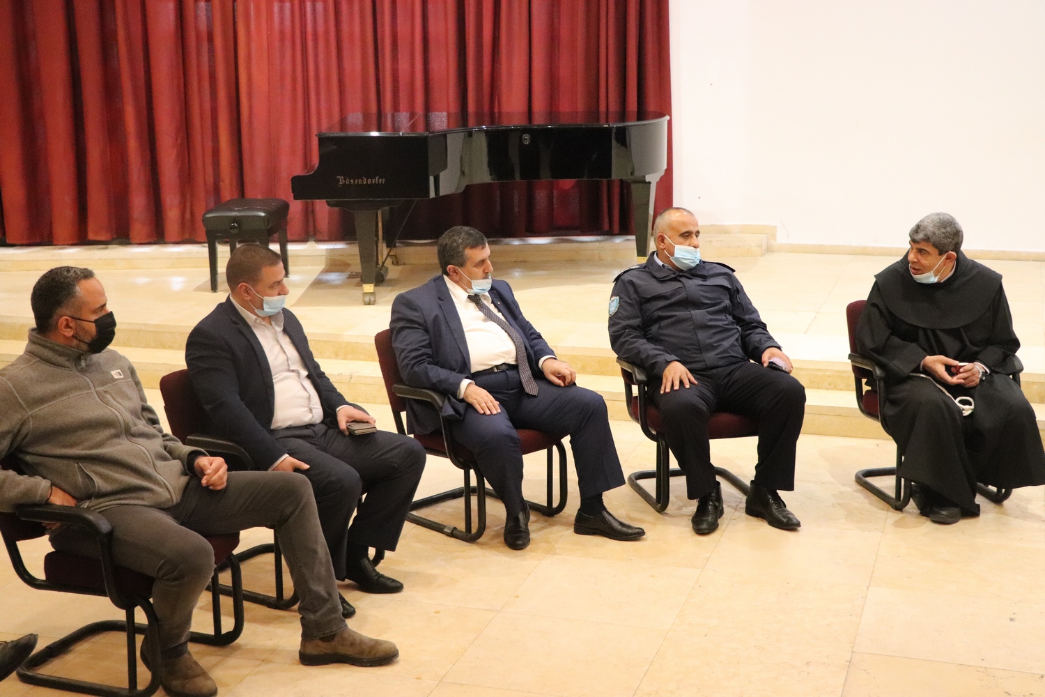 بلدية بيت لحم تعقد لقاءً تشاوريا للخروج برؤية مشتركة في تنظيم الاحتفالات الميلادية المجيدة ضمن إجراءات السلامة والوقاية العامة