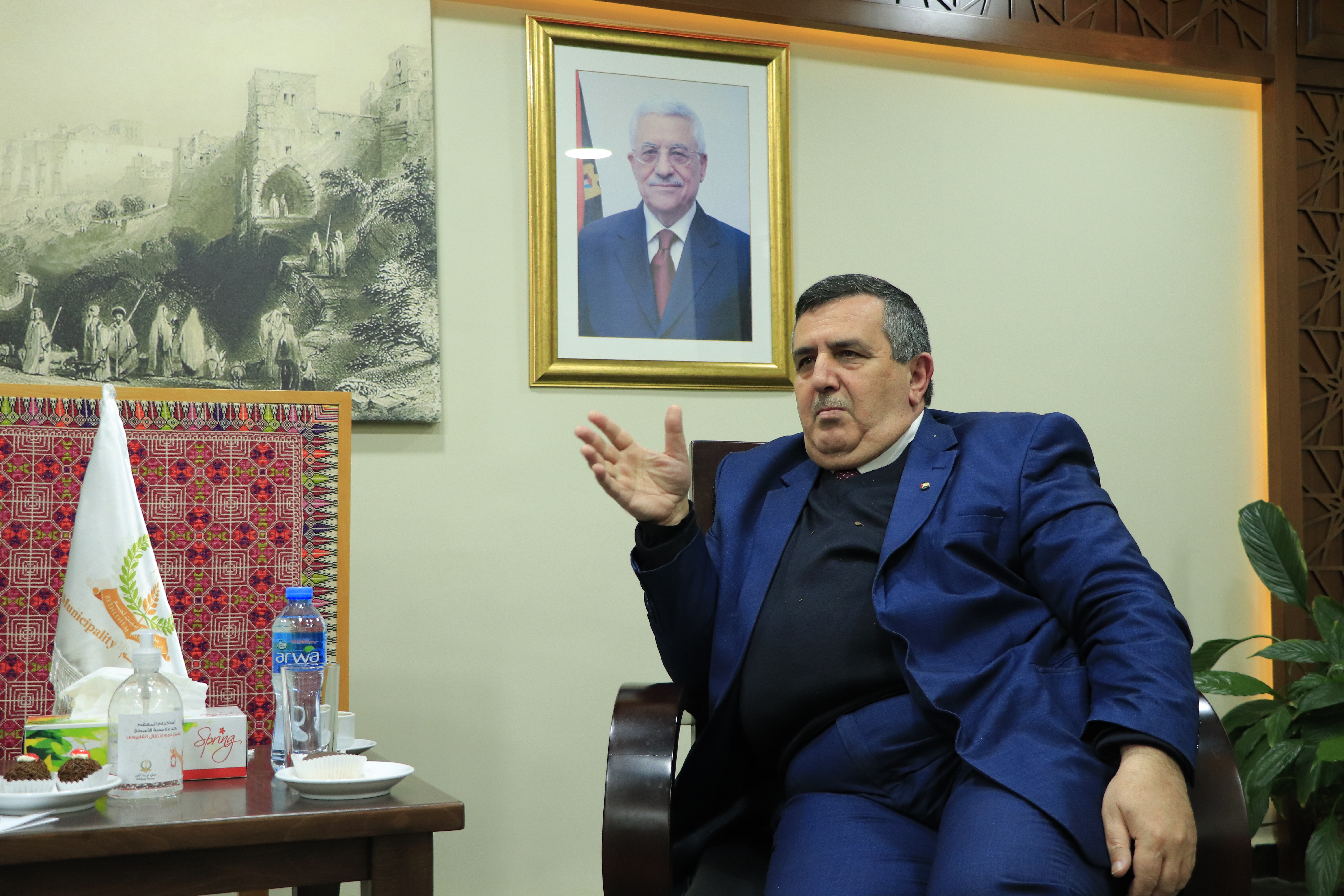 اجتمع رئيس بلدية بيت لحم المحامي أنطون سلمان مع الدكتور عاطف أبو سيف وزير الثقافة لبحث مشروع بيت لحم عاصمة الثقافة العربية