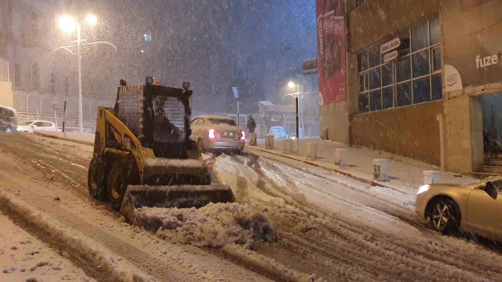 فريق الطوارىء في بلدية بيت لحم يواجه العاصفة الثلجية ويتعامل مع العديد من الحالات لتسهيل حركة المواطنين