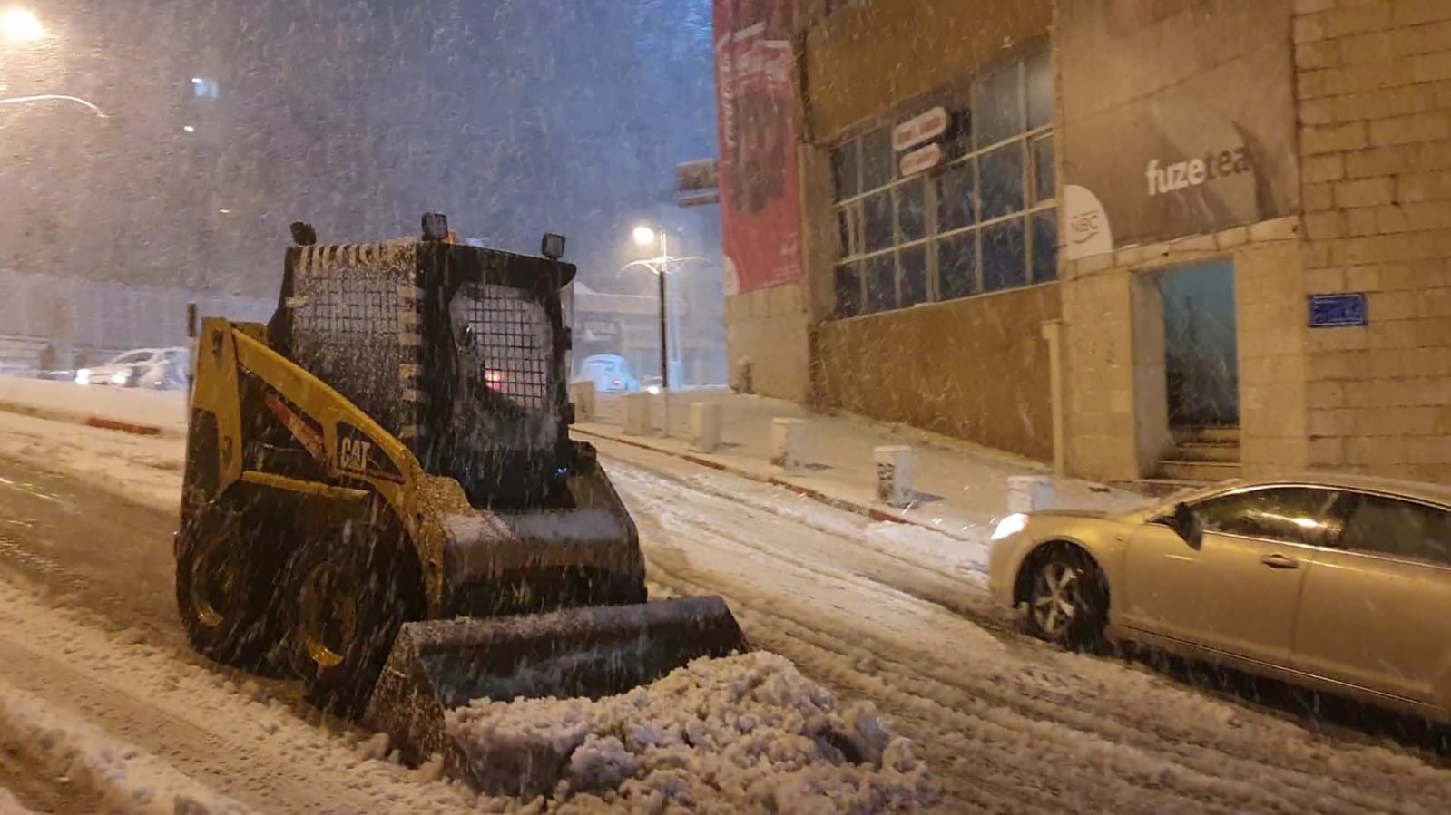 فريق الطوارىء في بلدية بيت لحم يواجه العاصفة الثلجية ويتعامل مع العديد من الحالات لتسهيل حركة المواطنين