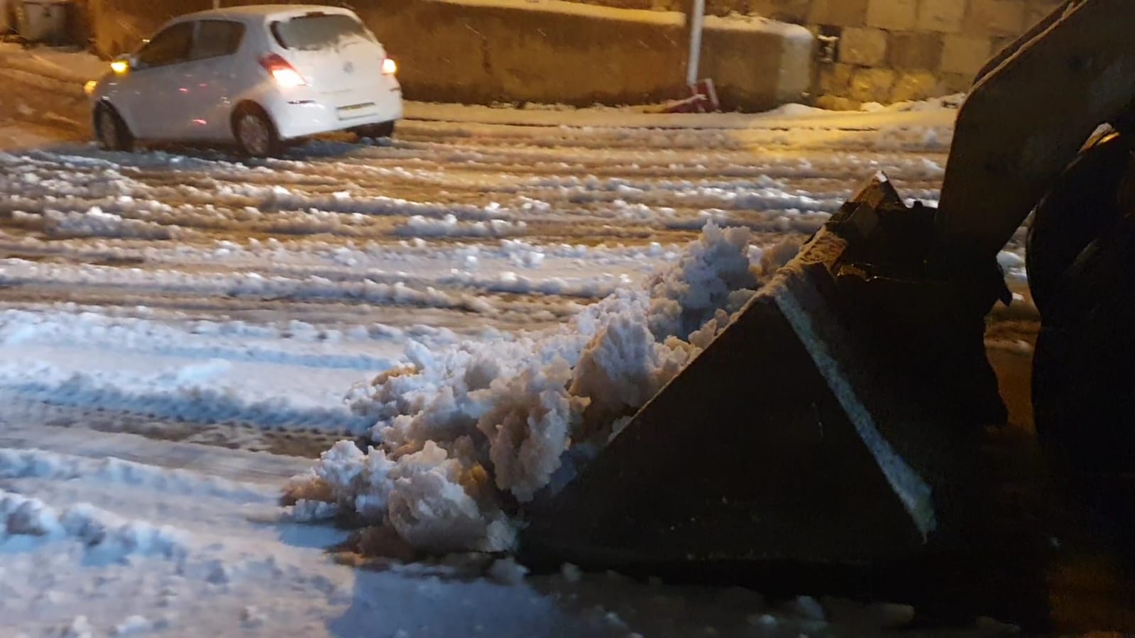 فريق الطوارىء في بلدية بيت لحم يواجه العاصفة الثلجية ويتعامل مع العديد من الحالات لتسهيل حركة المواطنين