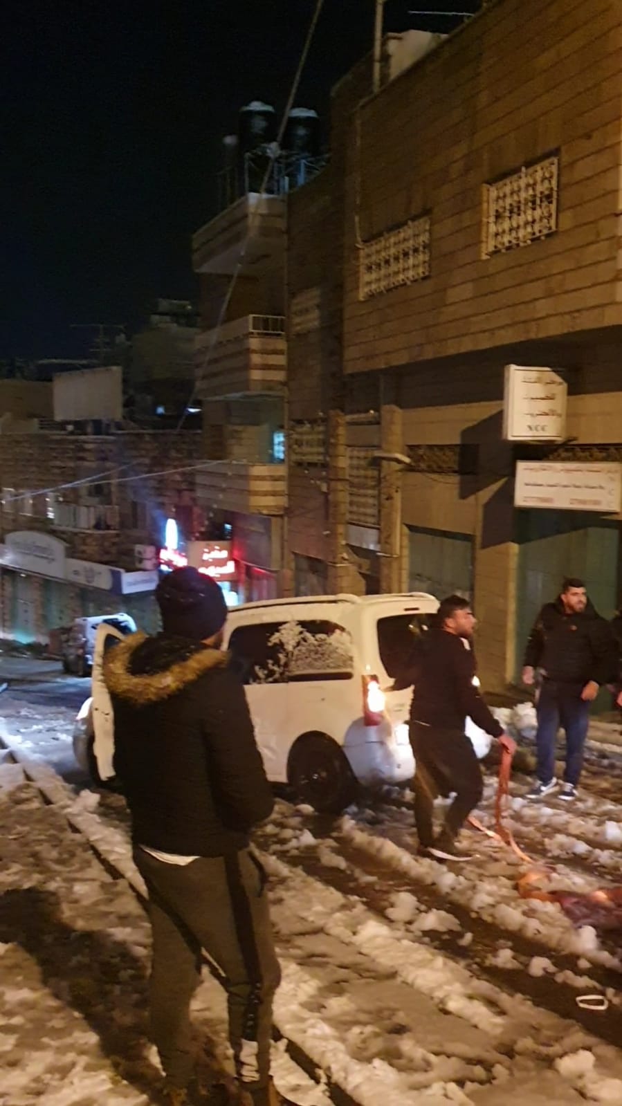 فريق الطوارىء في بلدية بيت لحم يواجه العاصفة الثلجية ويتعامل مع العديد من الحالات لتسهيل حركة المواطنين