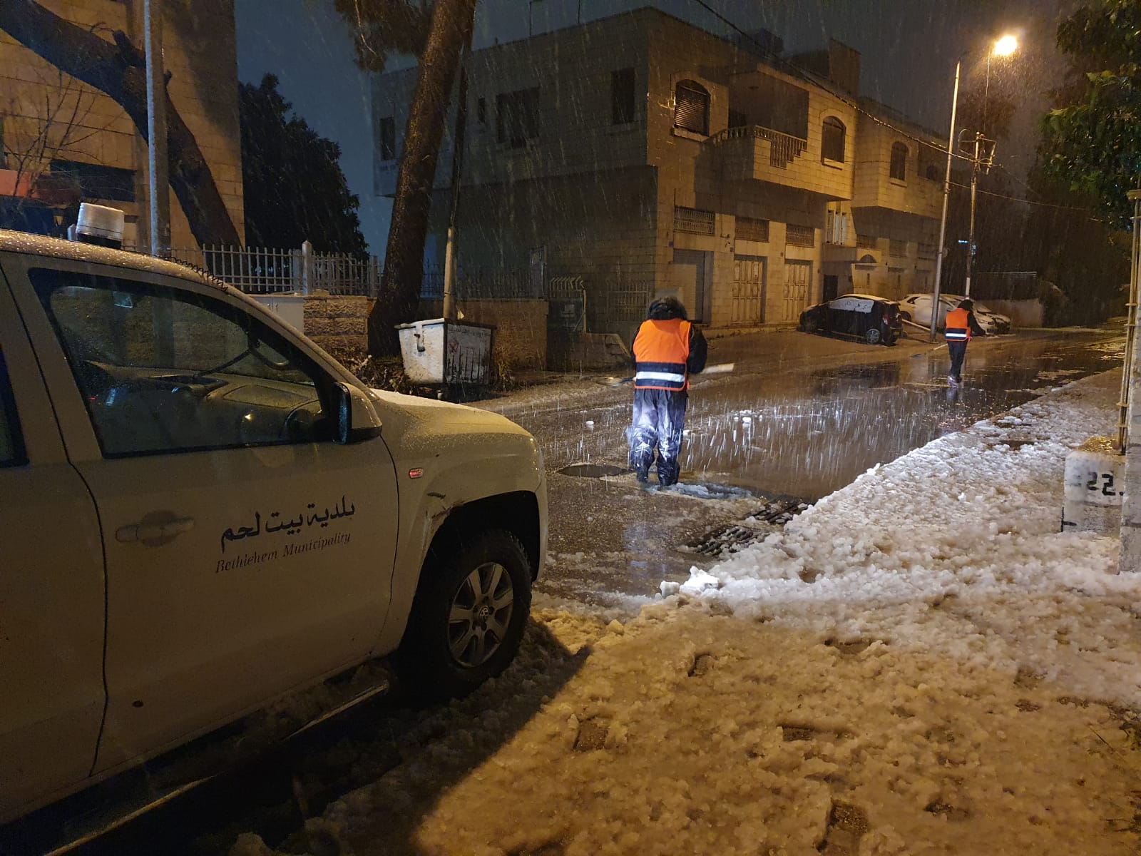 فريق الطوارىء في بلدية بيت لحم يواجه العاصفة الثلجية ويتعامل مع العديد من الحالات لتسهيل حركة المواطنين