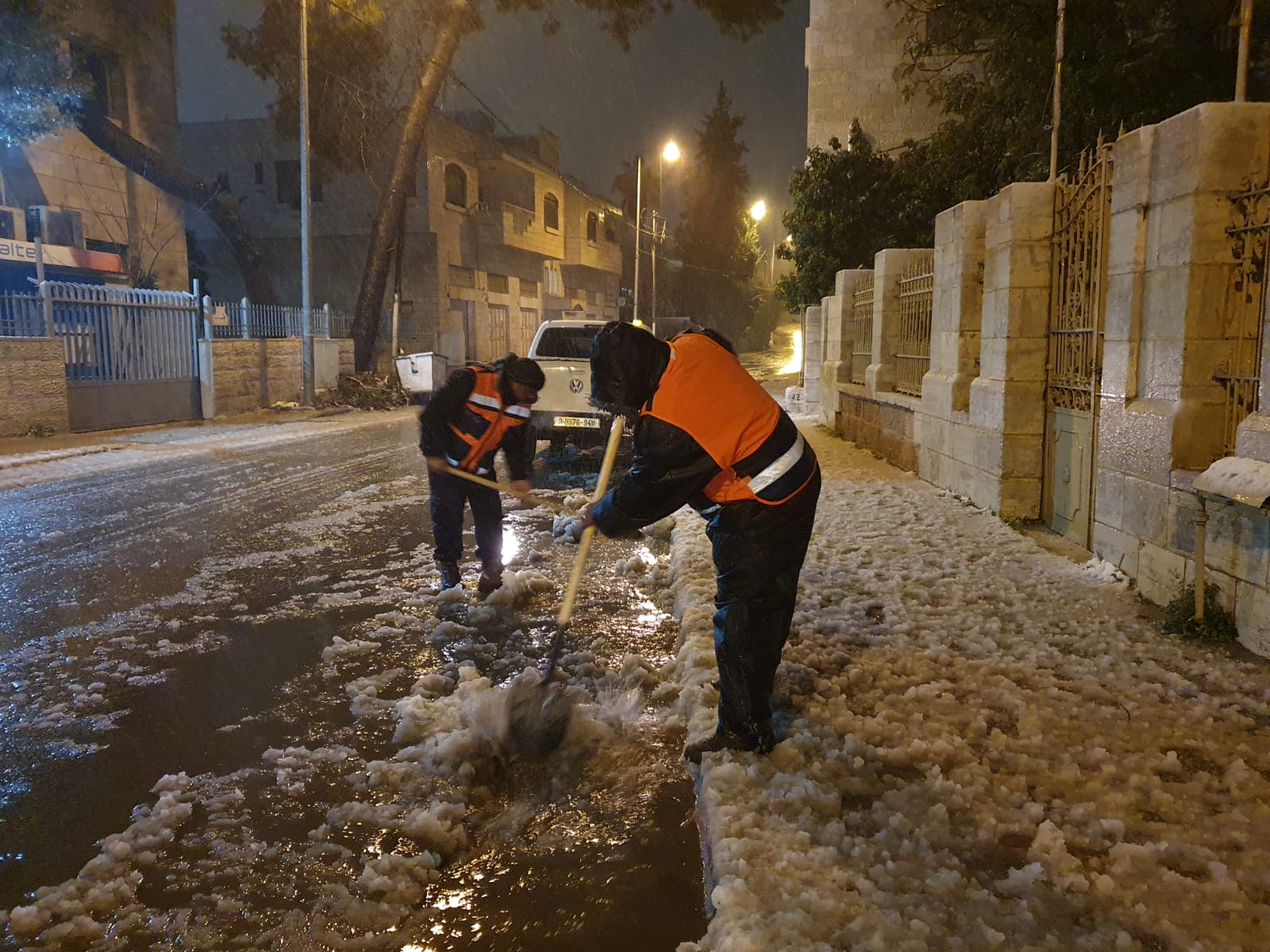 فريق الطوارىء في بلدية بيت لحم يواجه العاصفة الثلجية ويتعامل مع العديد من الحالات لتسهيل حركة المواطنين