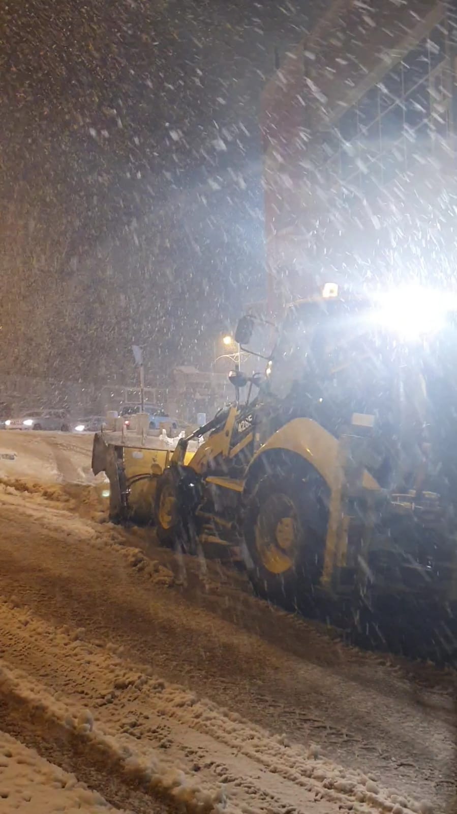 فريق الطوارىء في بلدية بيت لحم يواجه العاصفة الثلجية ويتعامل مع العديد من الحالات لتسهيل حركة المواطنين