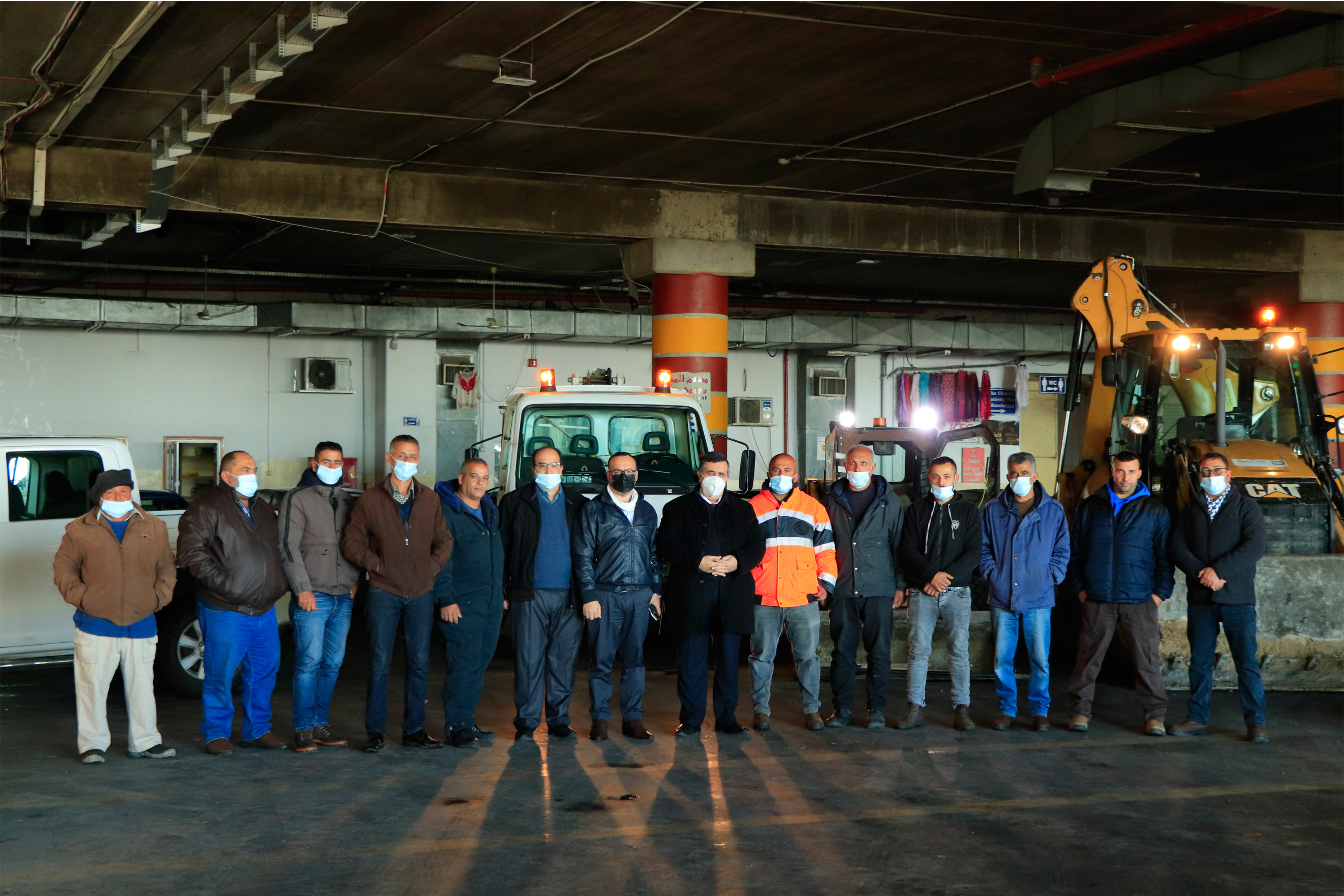 فريق الطوارىء في بلدية بيت لحم يواجه العاصفة الثلجية ويتعامل مع العديد من الحالات لتسهيل حركة المواطنين