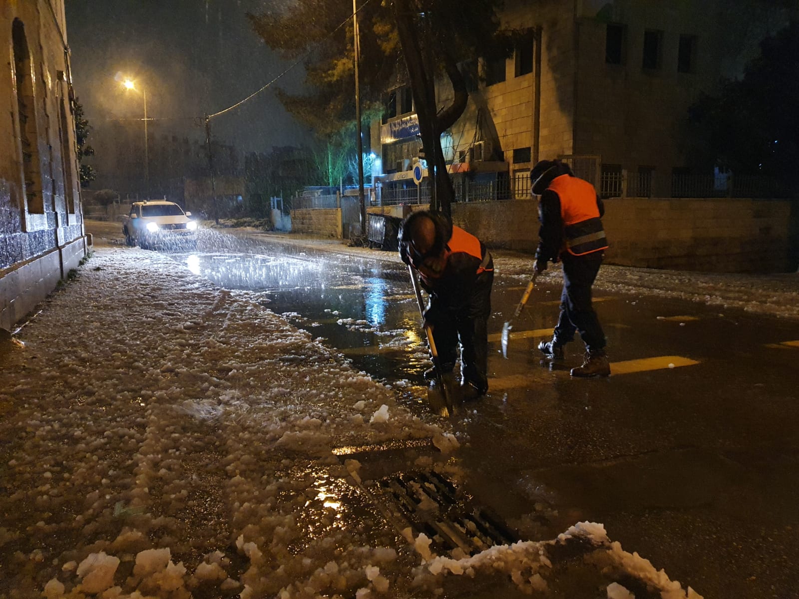 فريق الطوارىء في بلدية بيت لحم يواجه العاصفة الثلجية ويتعامل مع العديد من الحالات لتسهيل حركة المواطنين