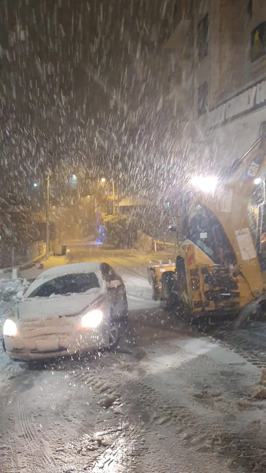 فريق الطوارىء في بلدية بيت لحم يواجه العاصفة الثلجية ويتعامل مع العديد من الحالات لتسهيل حركة المواطنين