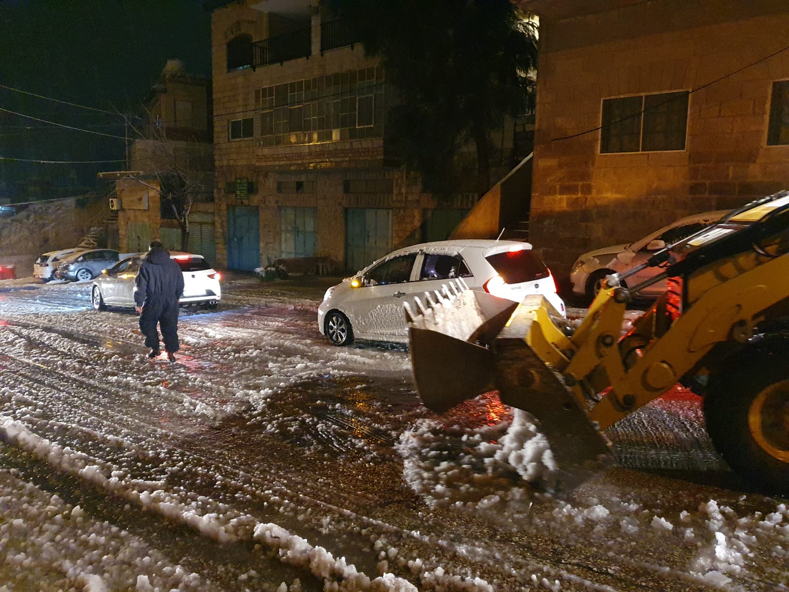 فريق الطوارىء في بلدية بيت لحم يواجه العاصفة الثلجية ويتعامل مع العديد من الحالات لتسهيل حركة المواطنين