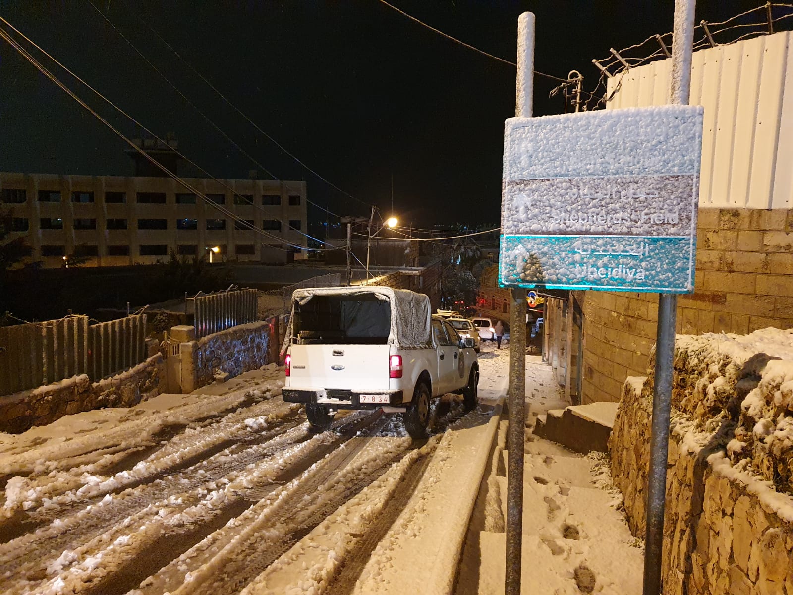 فريق الطوارىء في بلدية بيت لحم يواجه العاصفة الثلجية ويتعامل مع العديد من الحالات لتسهيل حركة المواطنين