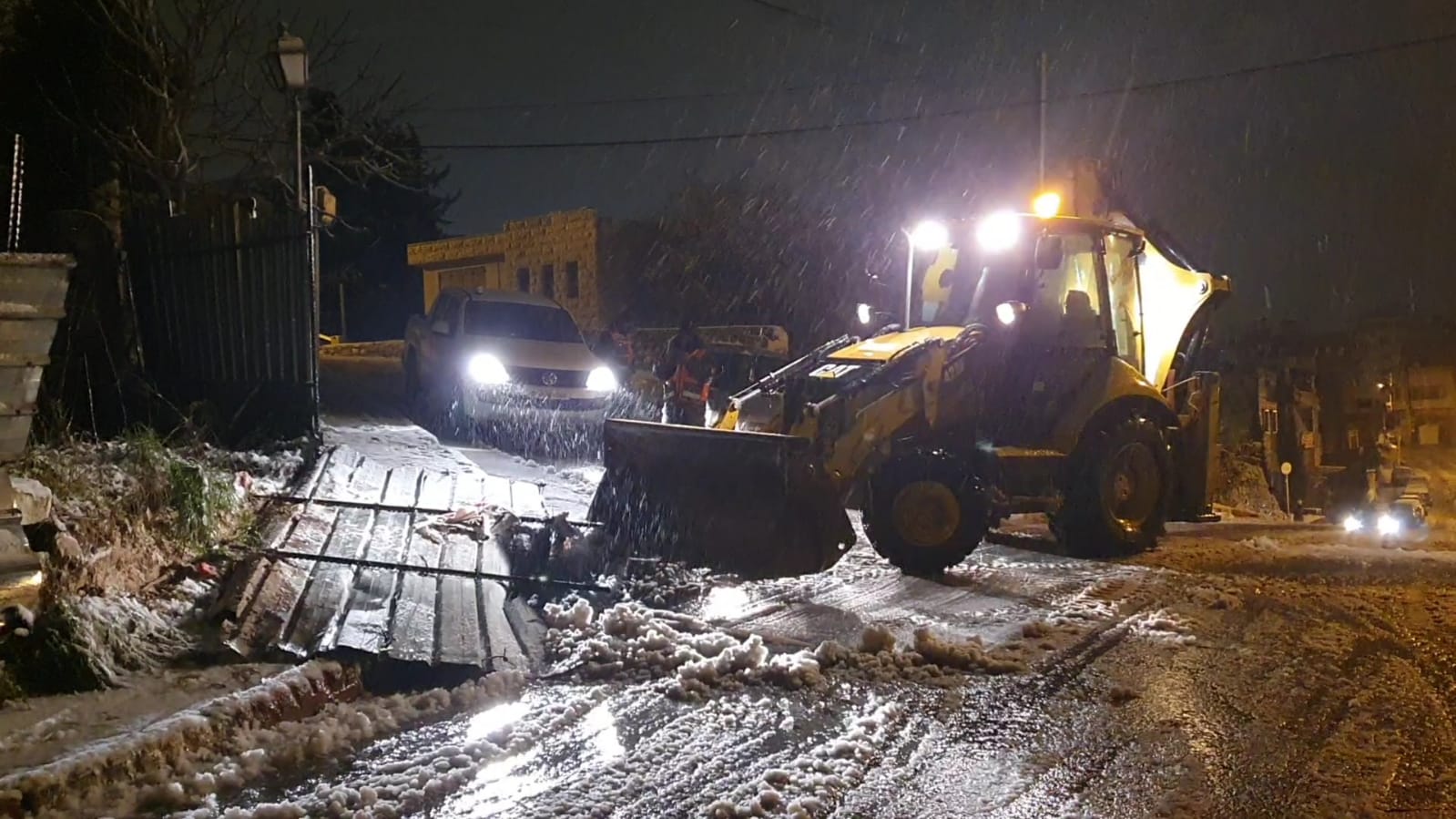 فريق الطوارىء في بلدية بيت لحم يواجه العاصفة الثلجية ويتعامل مع العديد من الحالات لتسهيل حركة المواطنين