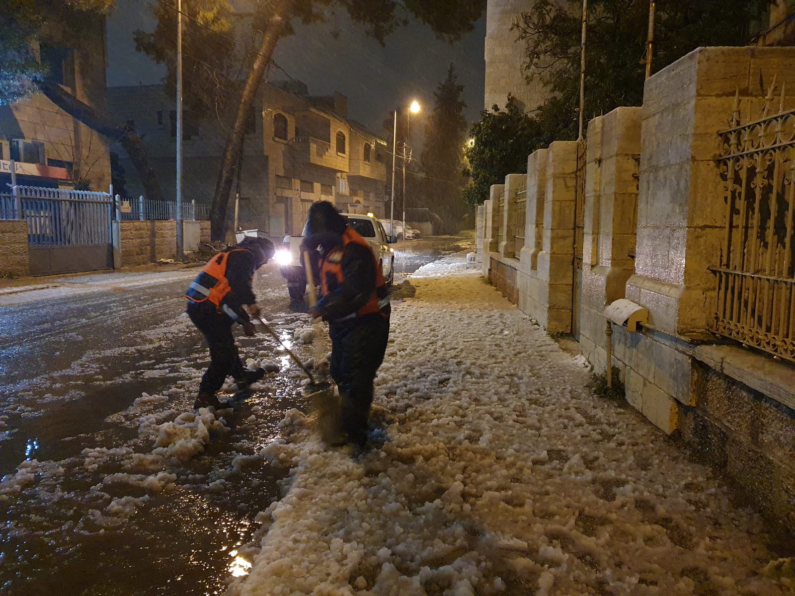 فريق الطوارىء في بلدية بيت لحم يواجه العاصفة الثلجية ويتعامل مع العديد من الحالات لتسهيل حركة المواطنين