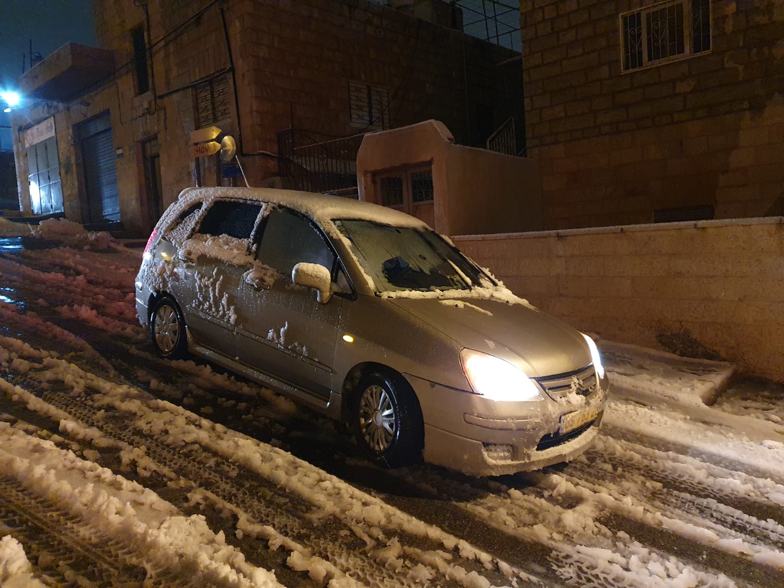 فريق الطوارىء في بلدية بيت لحم يواجه العاصفة الثلجية ويتعامل مع العديد من الحالات لتسهيل حركة المواطنين